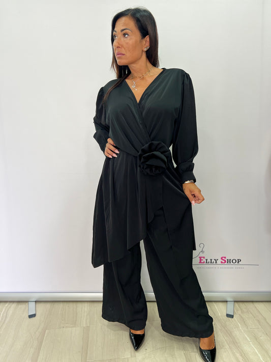 Tuta intera elegante curvy con fiore e casacca asimmetrica – disponibile in nero, prugna e marrone