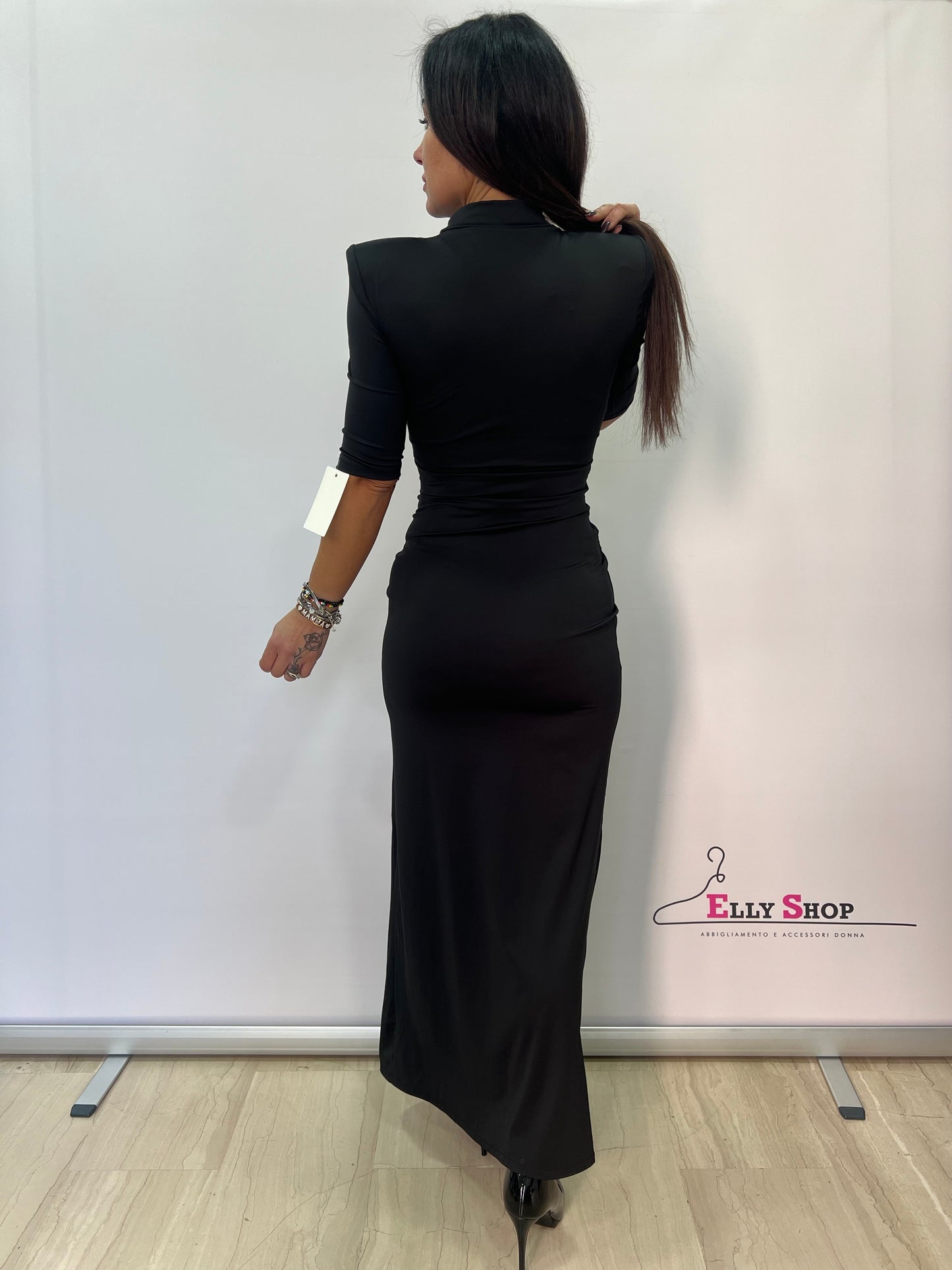 Abito lungo aderente con spacco e drappeggio