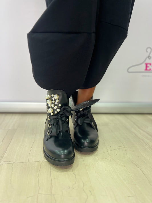 Scarpe anfibi in pelle e con perle