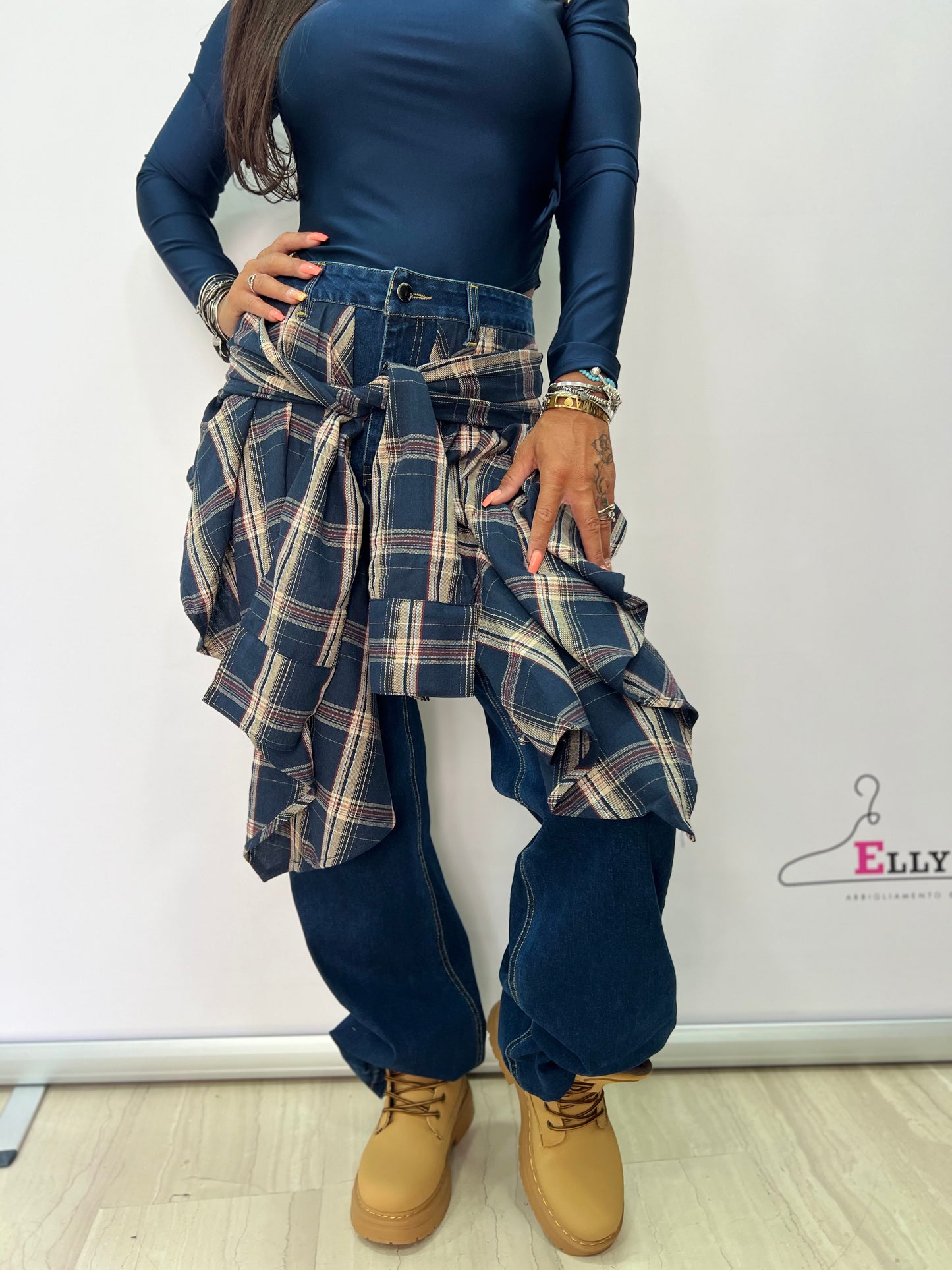 Jeans con camicia in vita
