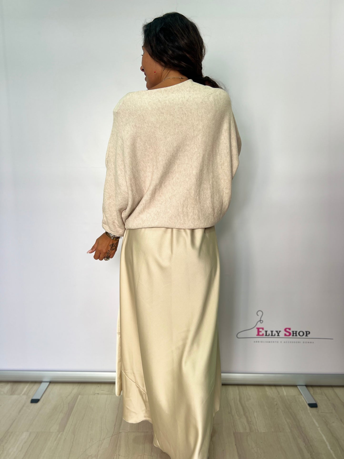 Vestito in raso con copri spalla in lana