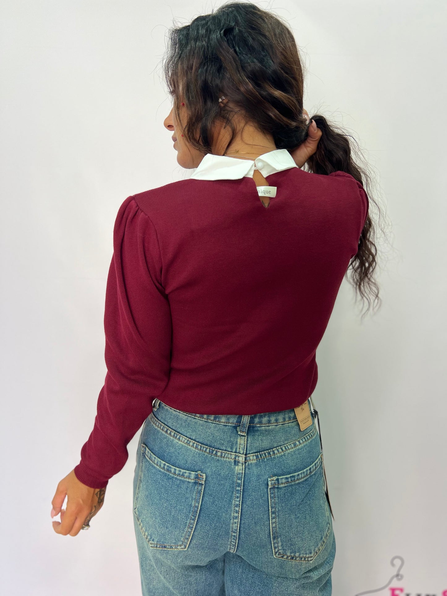 Maglia con colletto Swarovski e cravatta