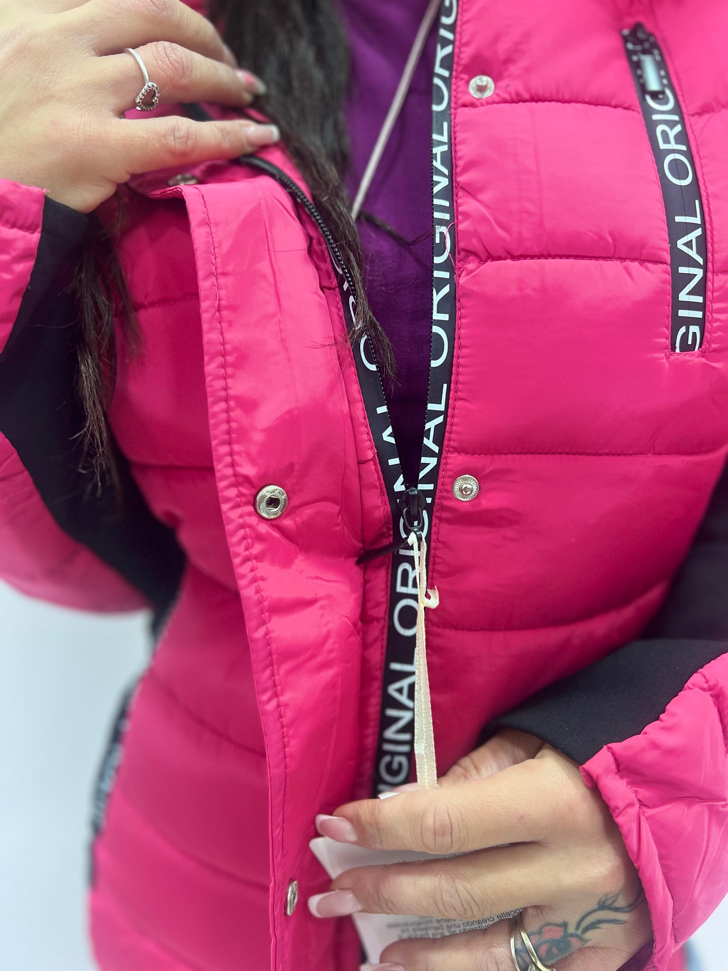 Piumino da donna corto con cappuccio e pelliccia