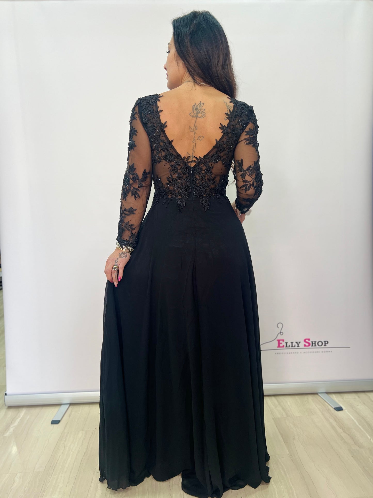 Abito lungo elegante nero con pizzo e spacco