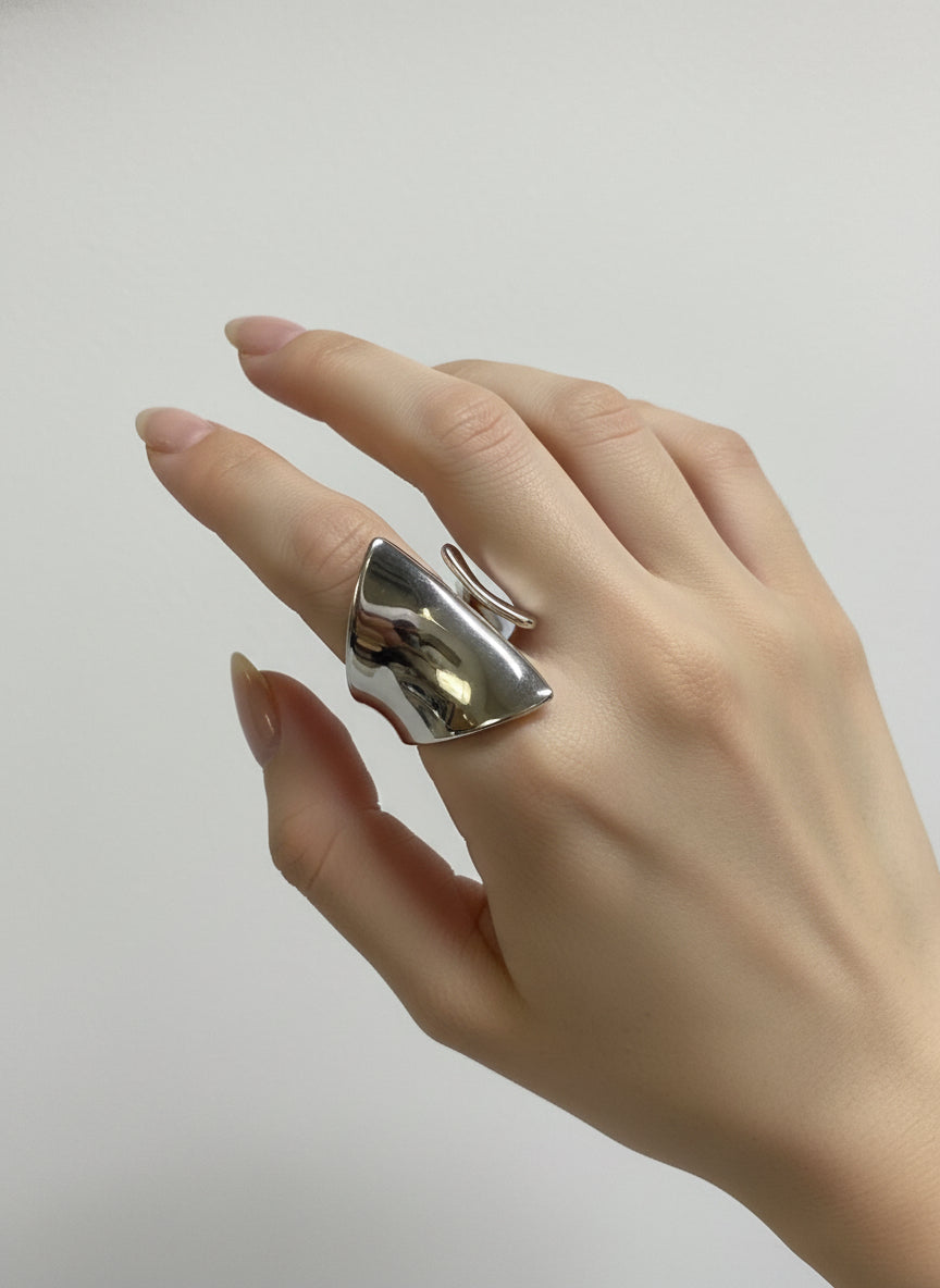 Anello Scultura Wave – Design Moderno in Acciaio Inox (Gold & Silver)