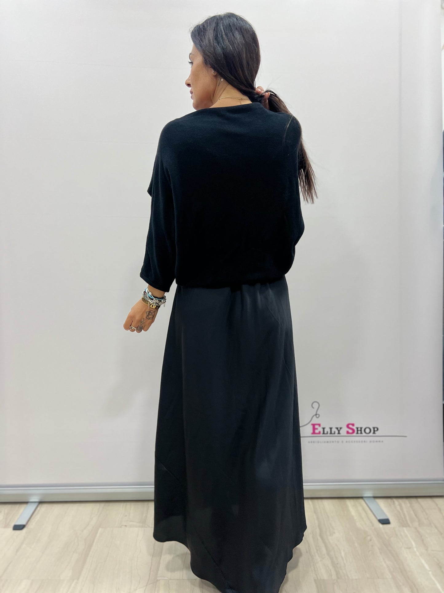 Vestito in raso con copri spalla in lana