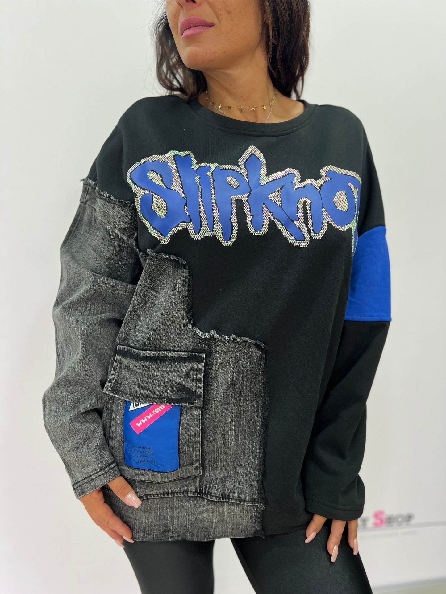 Felpa stoffa e jeans con fantasie colorate
