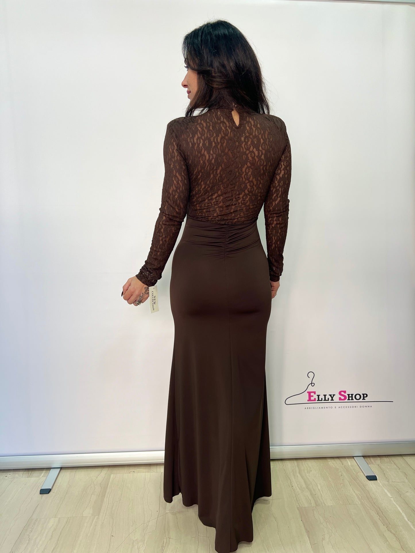 Abito lungo elegante in pizzo con spacco