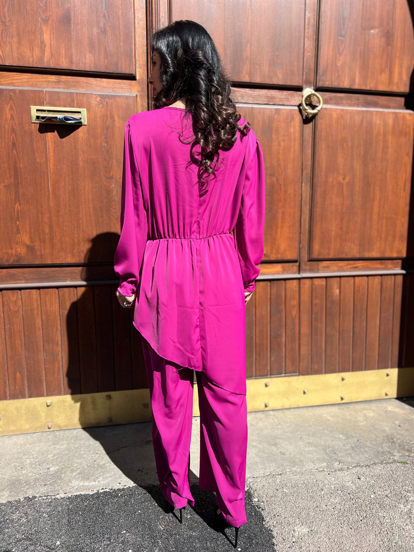 Tuta intera elegante curvy con fiore e casacca asimmetrica – disponibile in nero, prugna e marrone