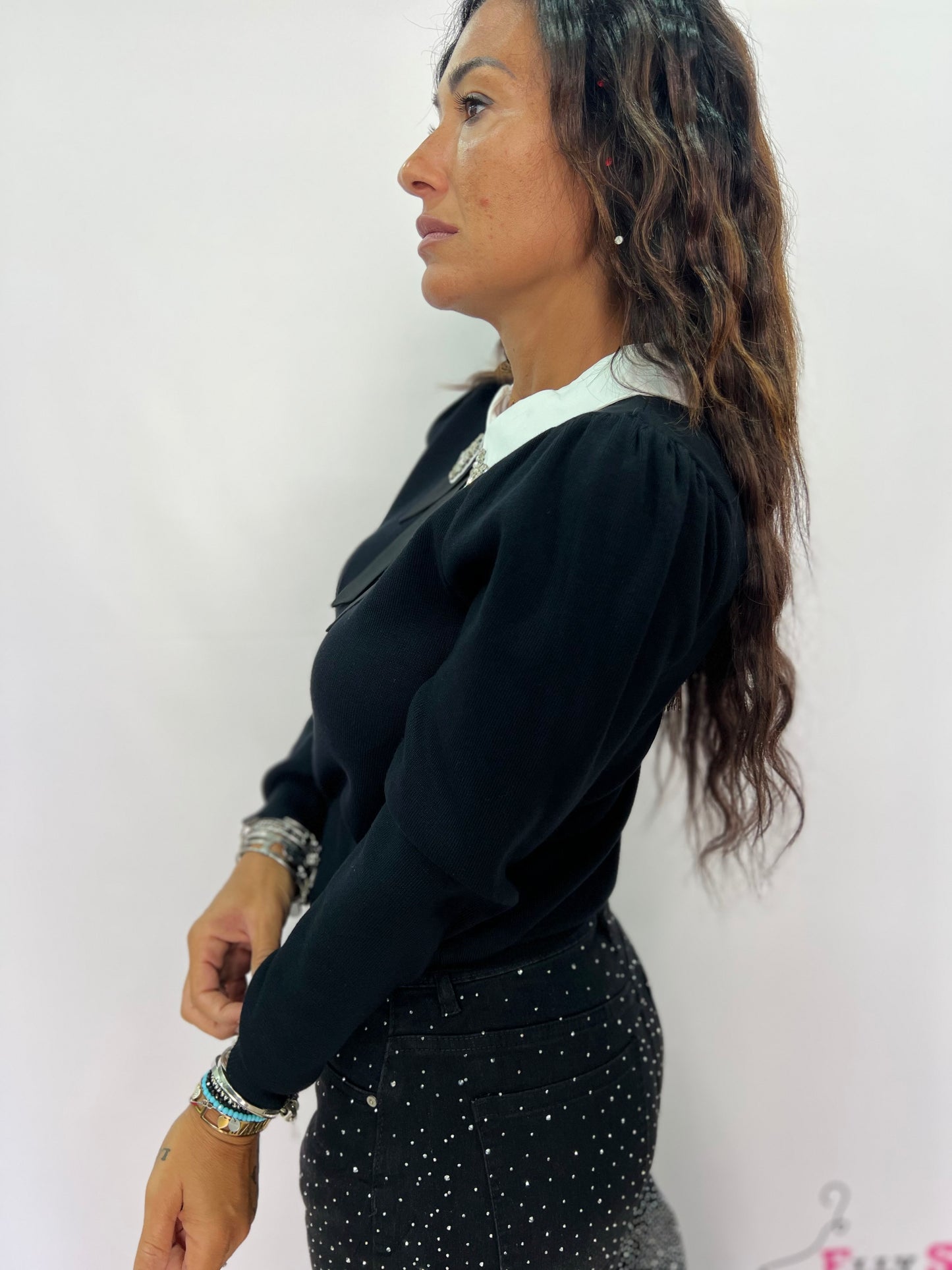 Maglia con colletto Swarovski e cravatta