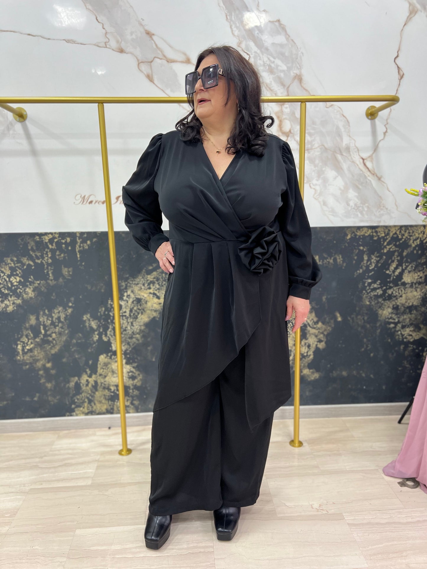 Tuta intera elegante curvy con fiore e casacca asimmetrica – disponibile in nero, prugna e marrone