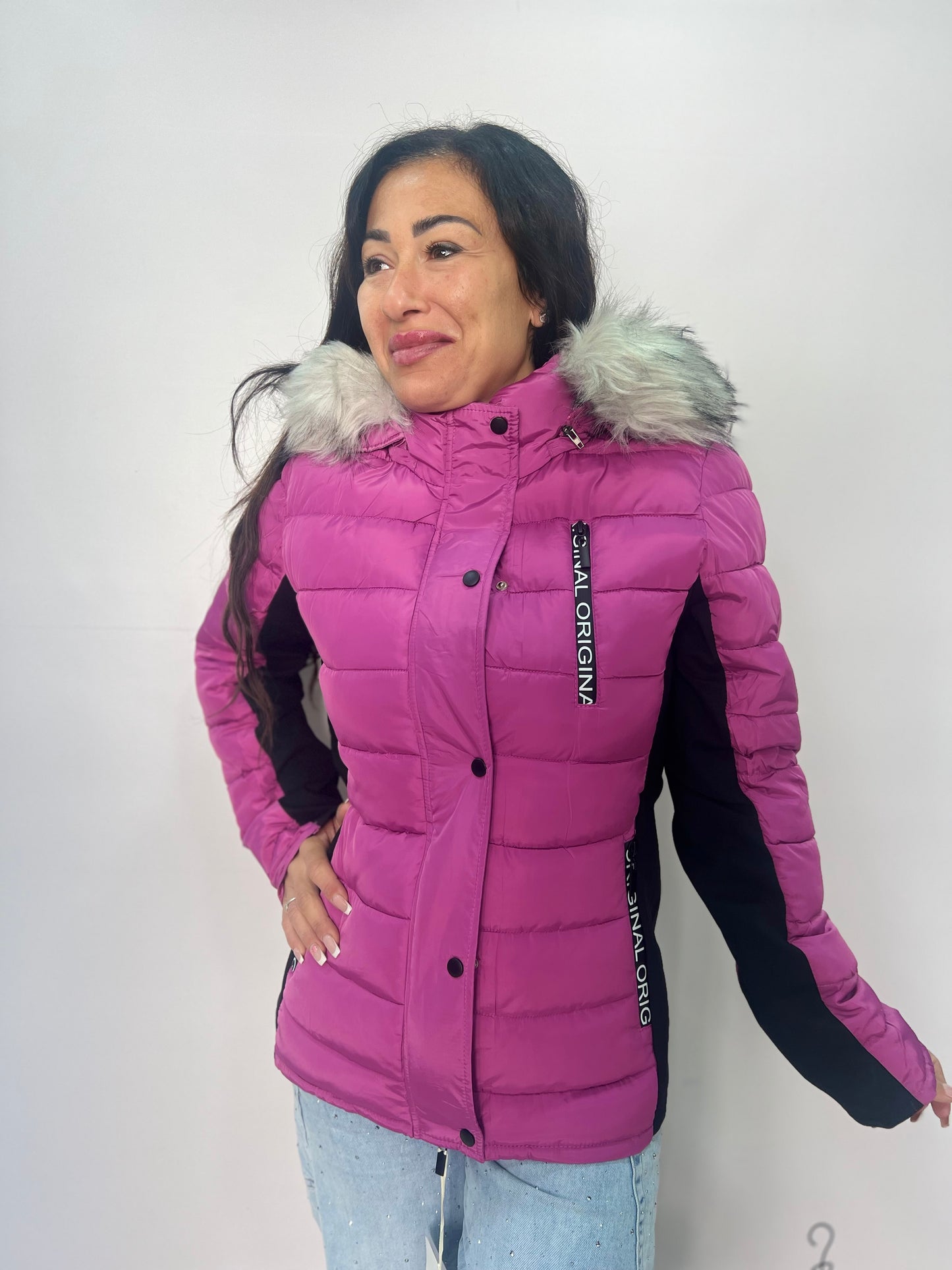 Piumino da donna corto con cappuccio e pelliccia