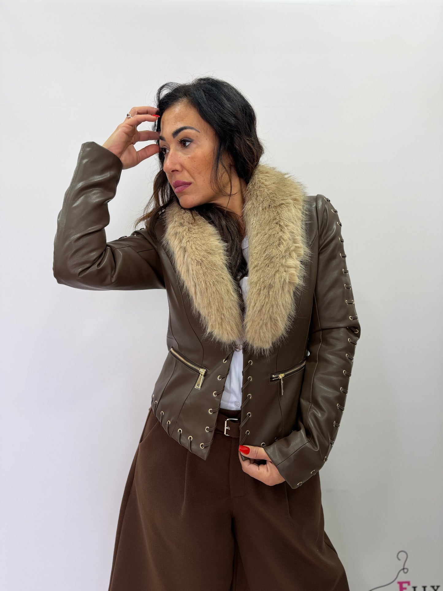 Giacca donna effetto pelle con eco pelliccia e dettagli al braccio