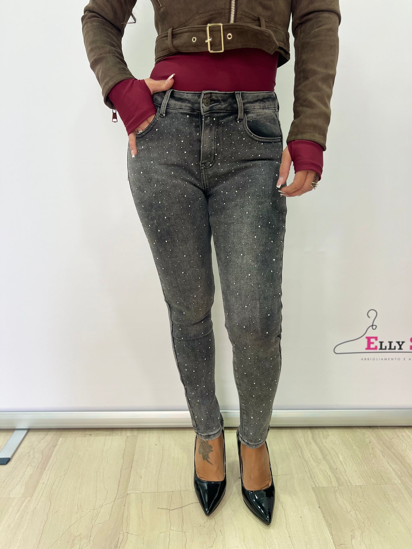 Jeans skinny grigi con strass
