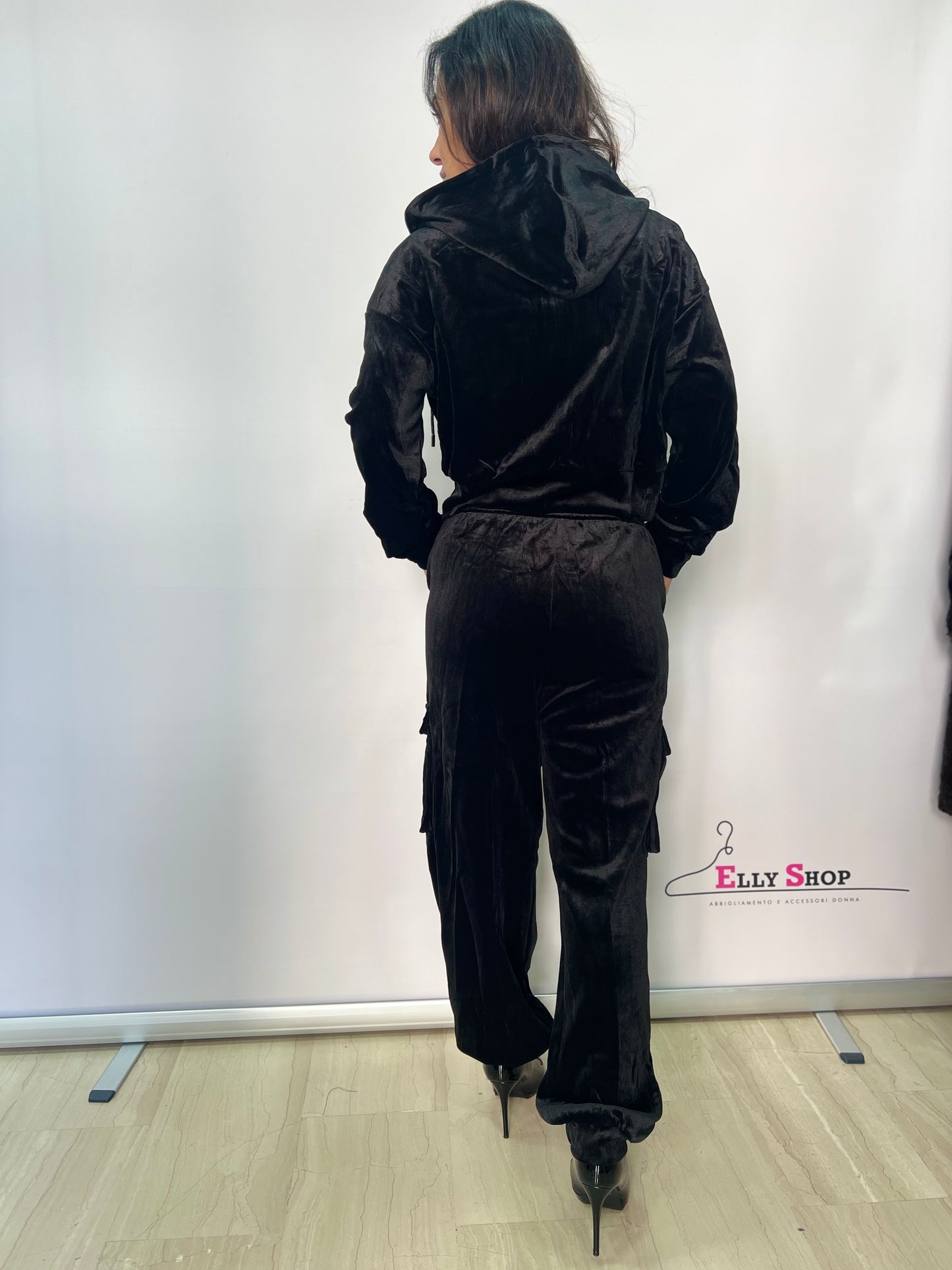 Tuta donna velluto con dettagli gioiello
