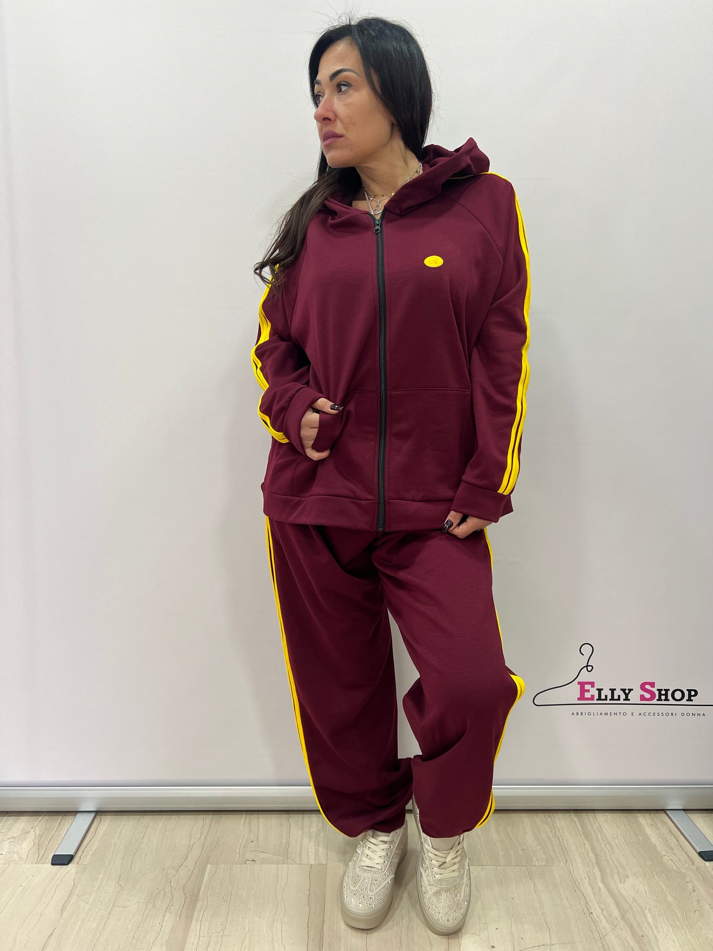 Completo tuta donna curvy sportivo con bande gialle