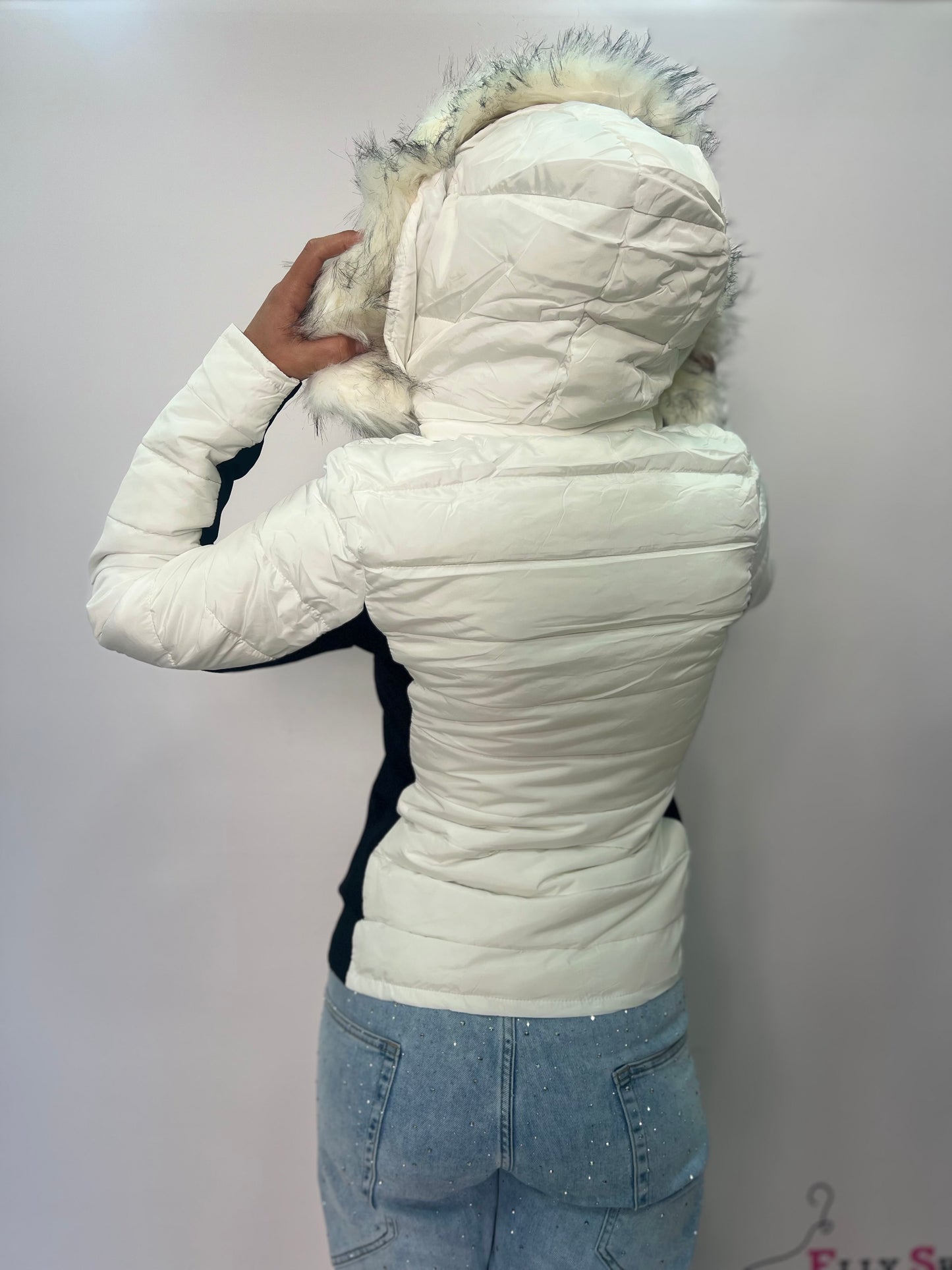 Piumino da donna corto con cappuccio e pelliccia