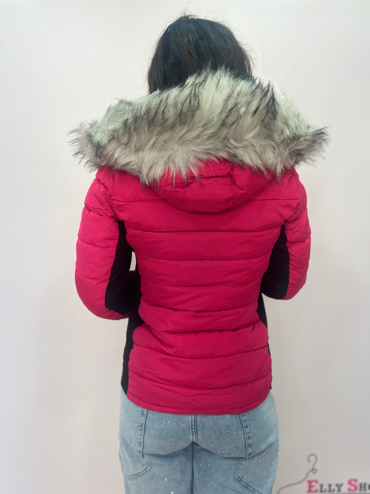 Piumino da donna corto con cappuccio e pelliccia