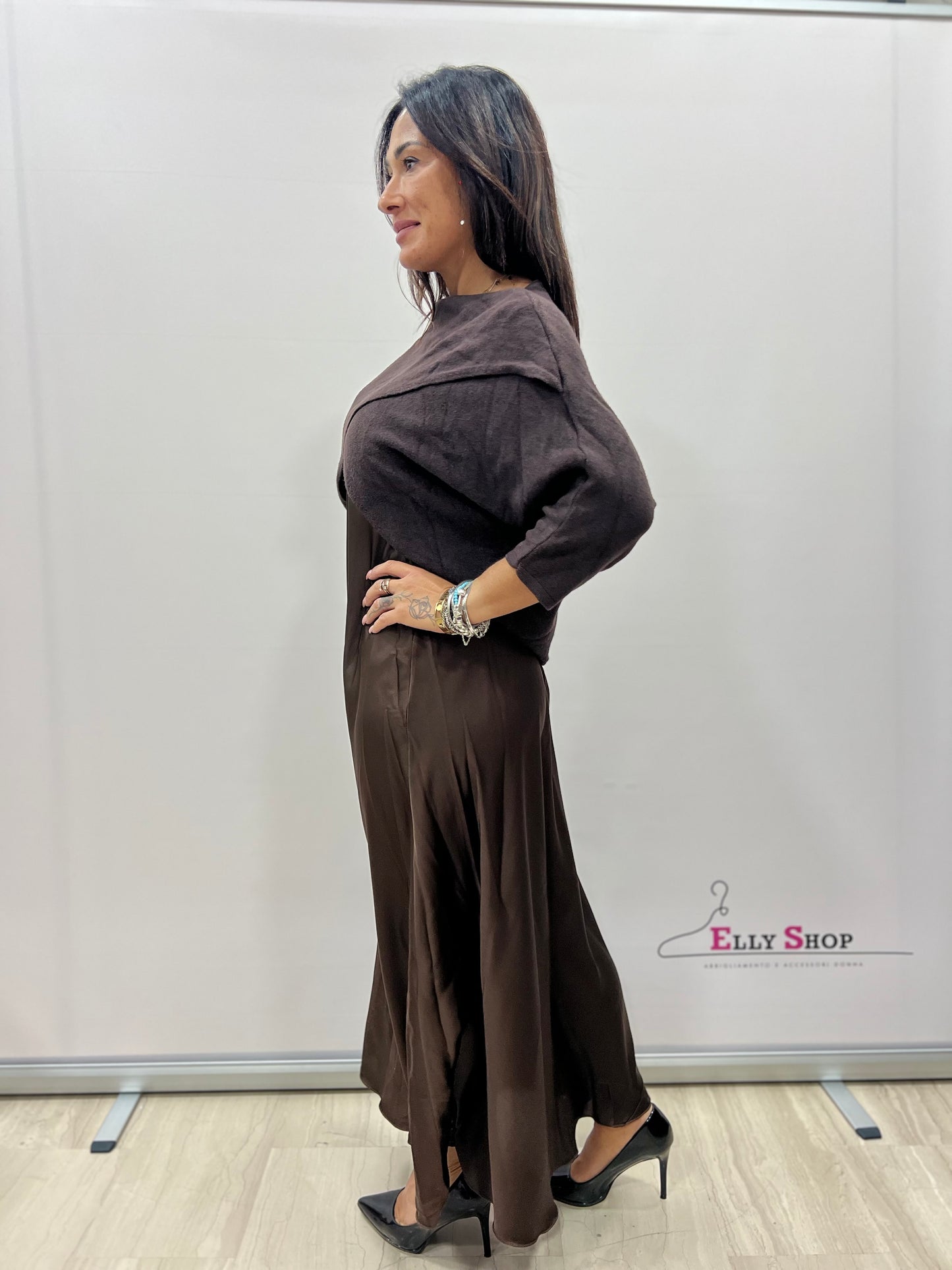 Vestito in raso con copri spalla in lana