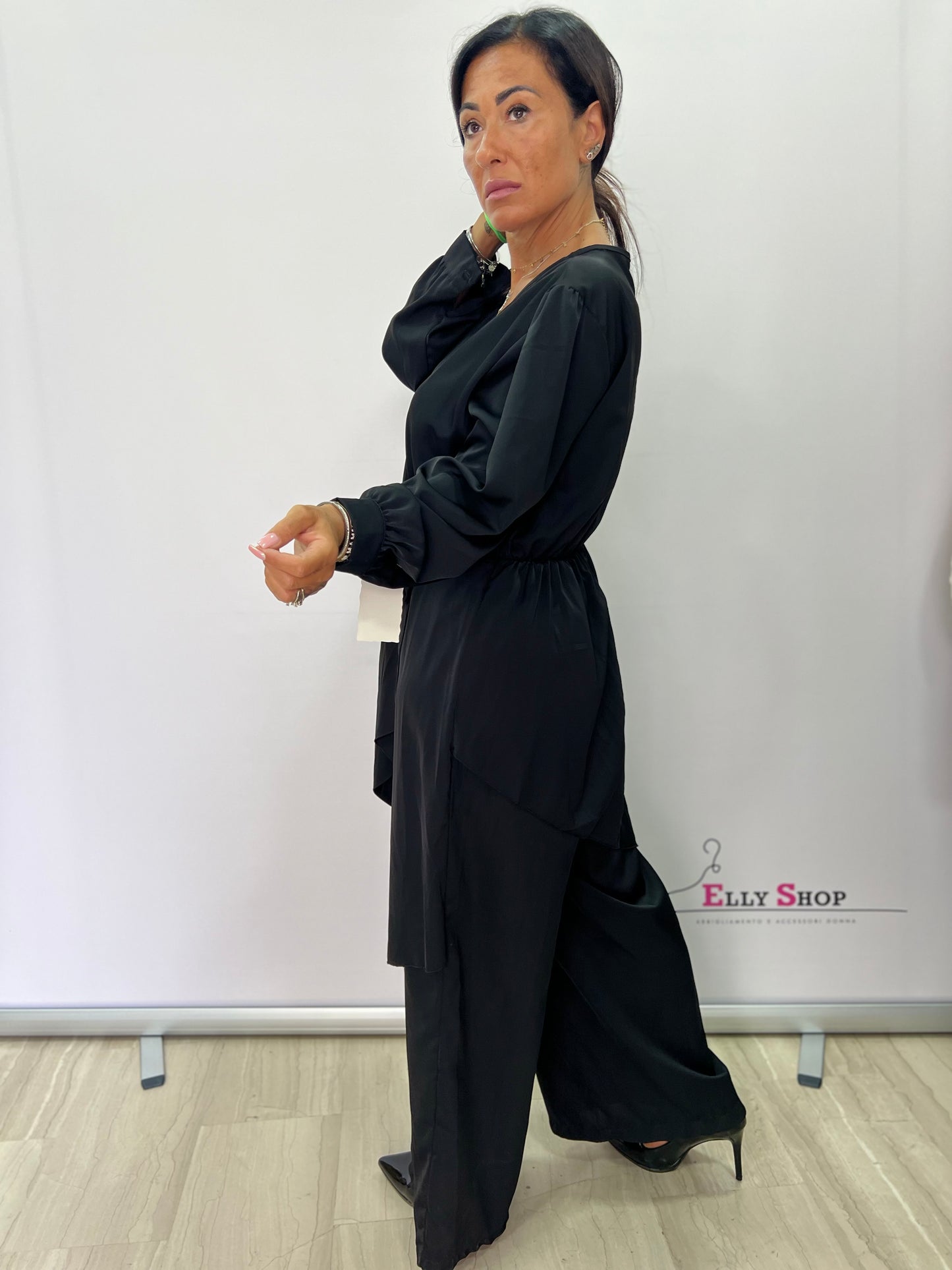 Tuta intera elegante curvy con fiore e casacca asimmetrica – disponibile in nero, prugna e marrone