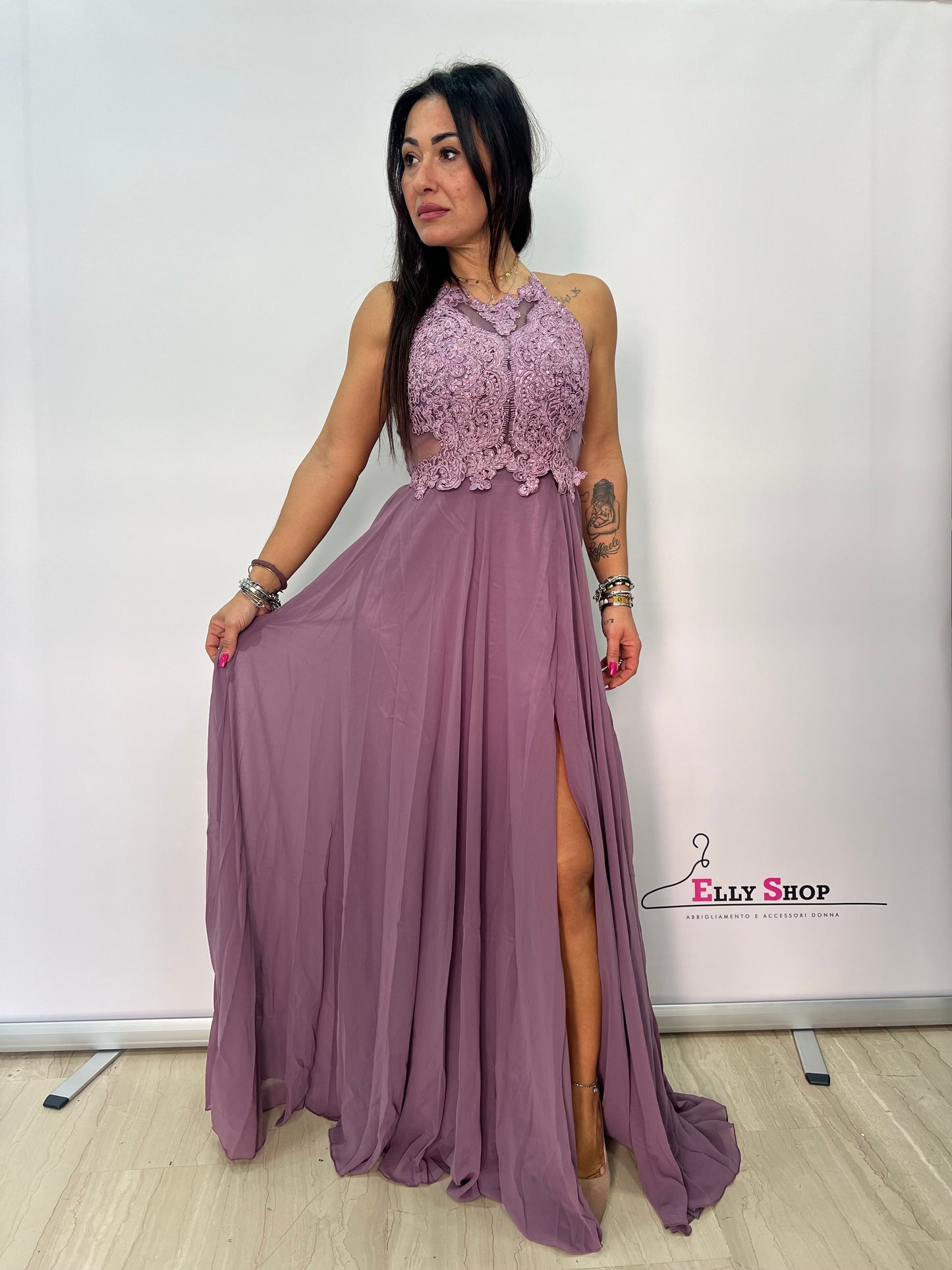 Abito lungo elegante con pizzo e spacco