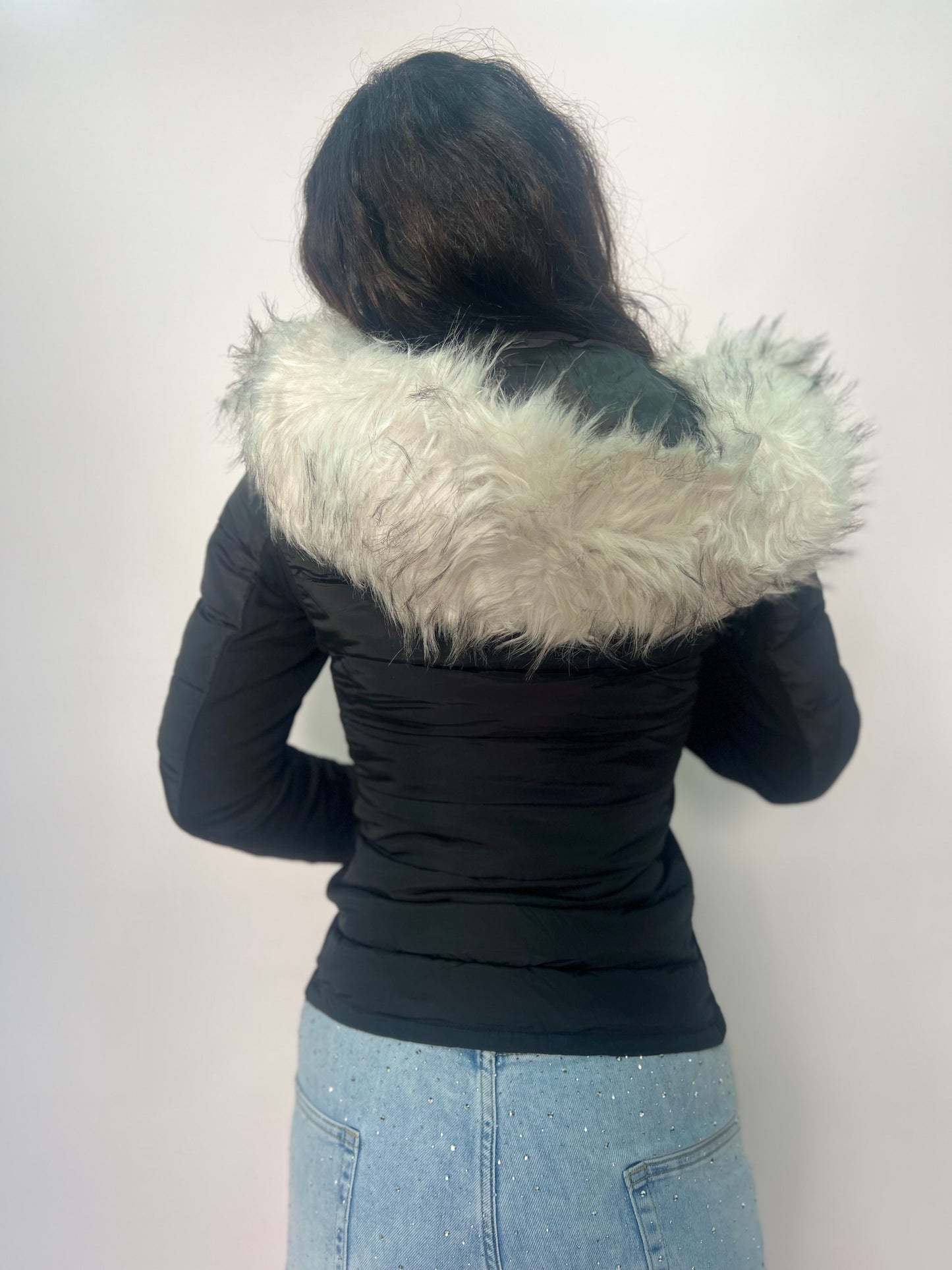 Piumino da donna corto con cappuccio e pelliccia