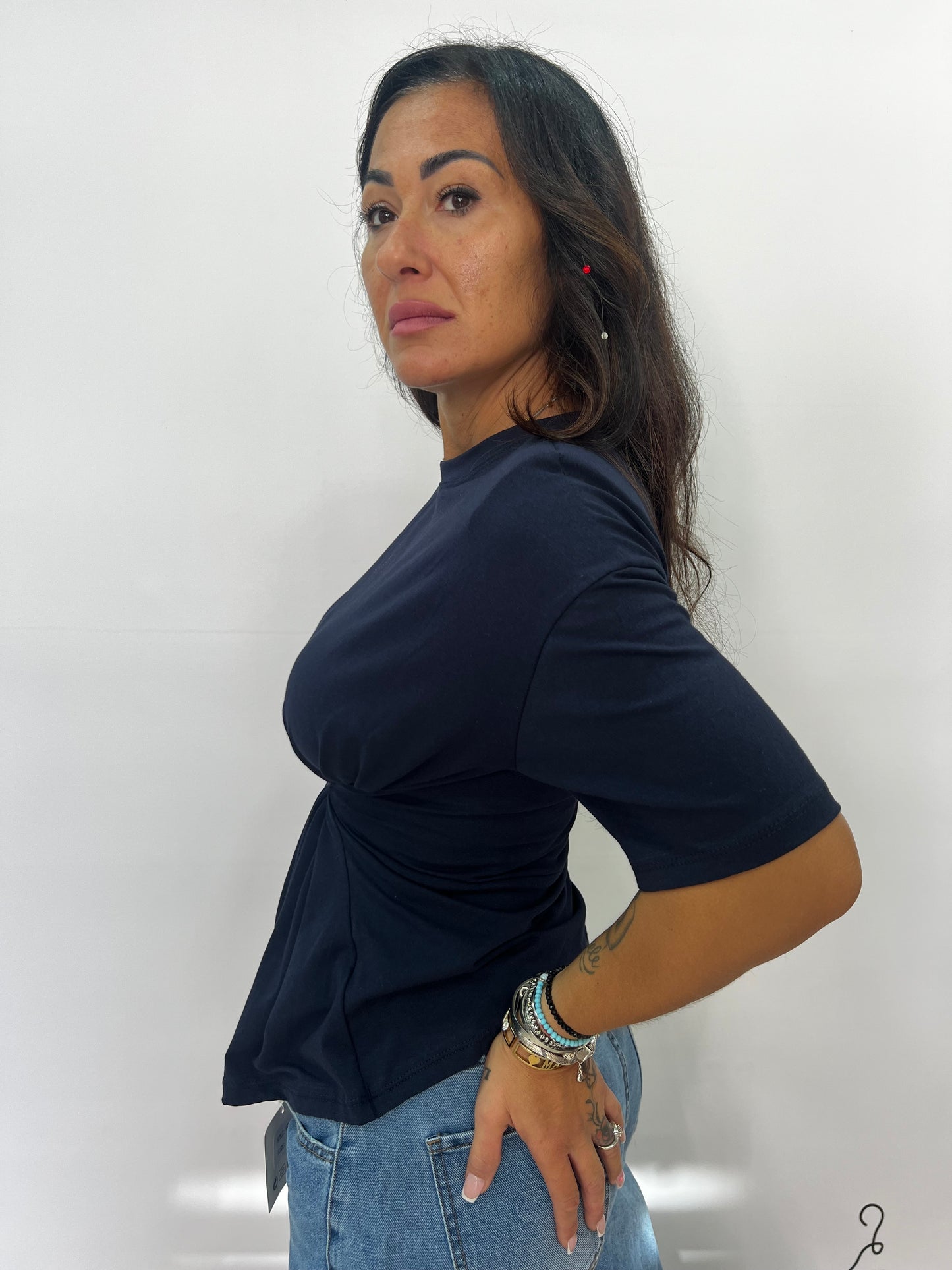 T-shirt donna con arriccio e gancio centrale