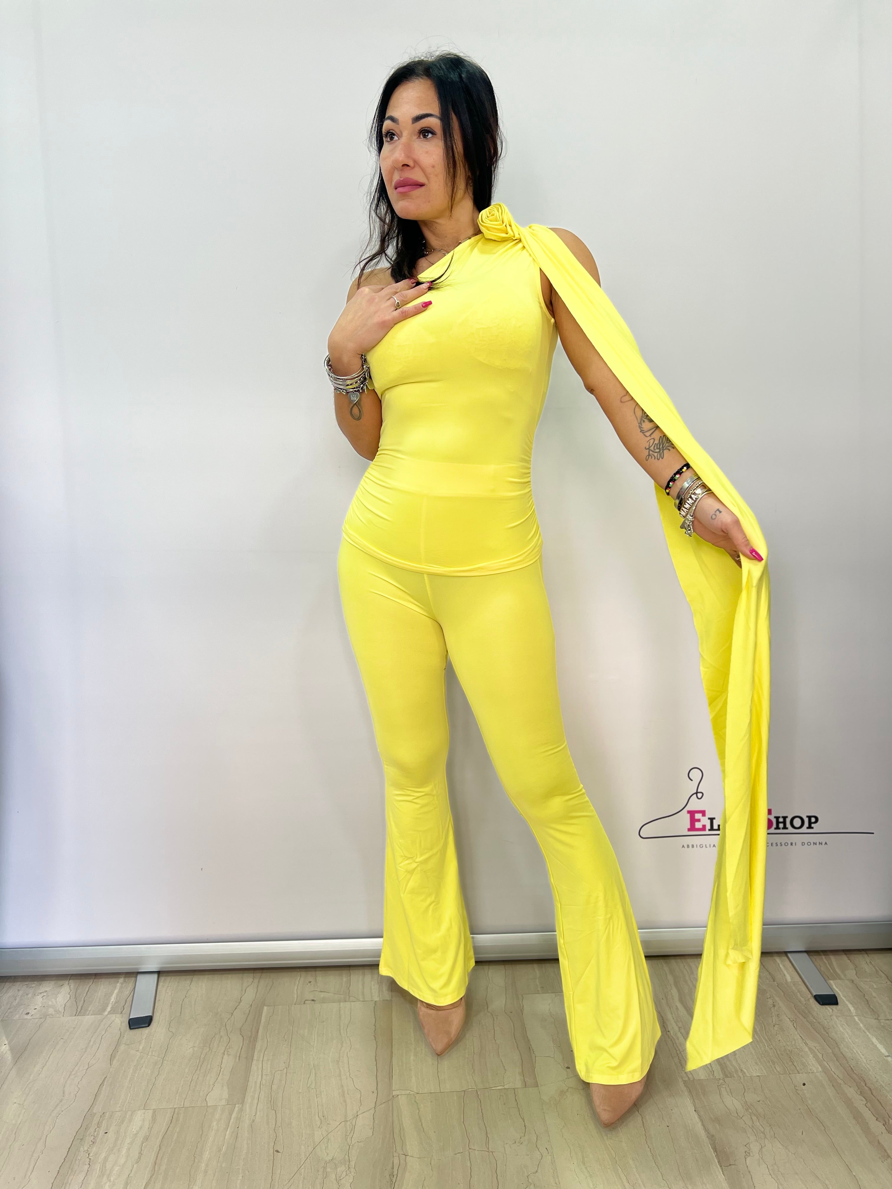 Completo elegante monospalla con cappa