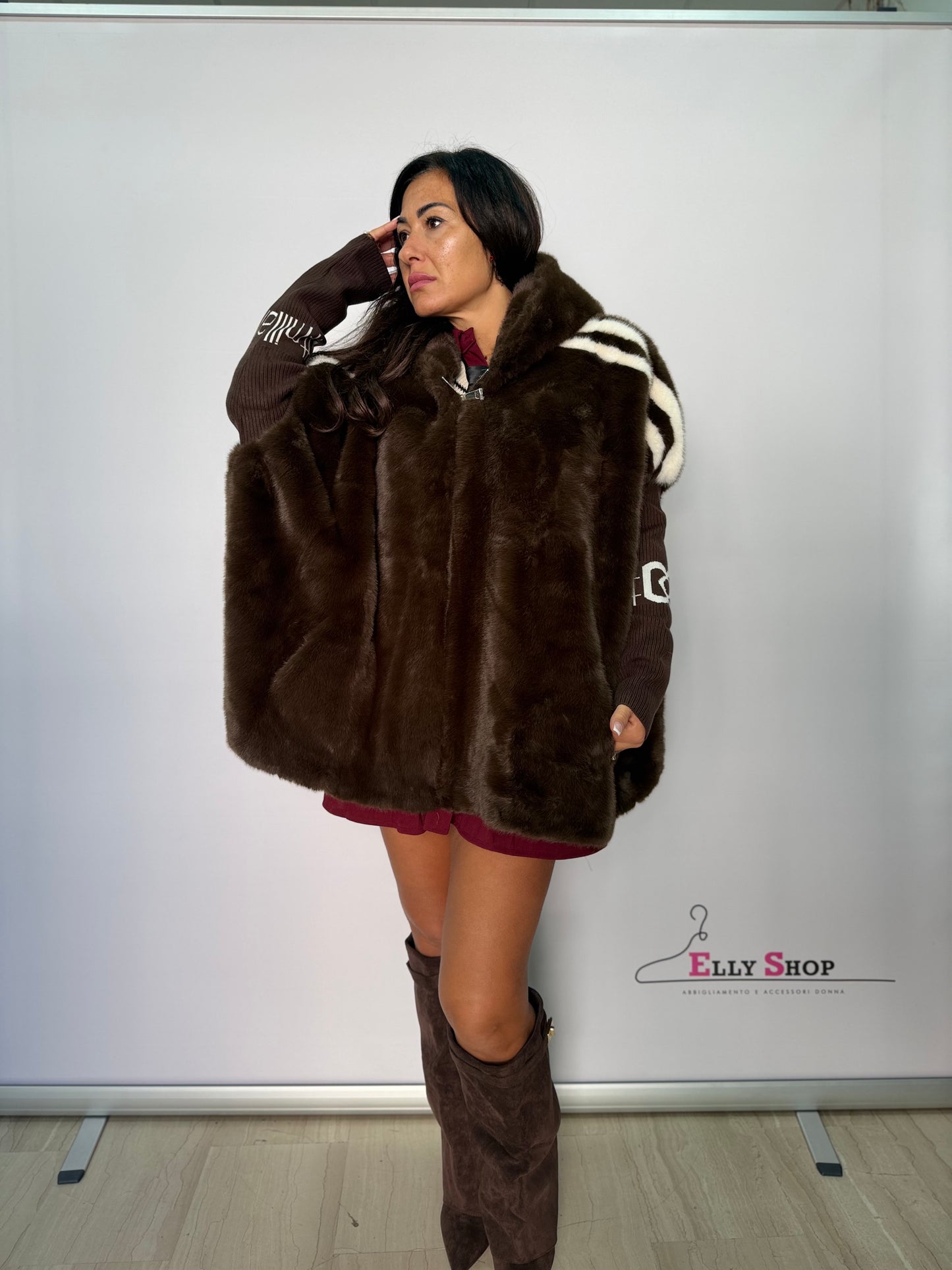 Cappa in eco pelliccia marrone con cappuccio