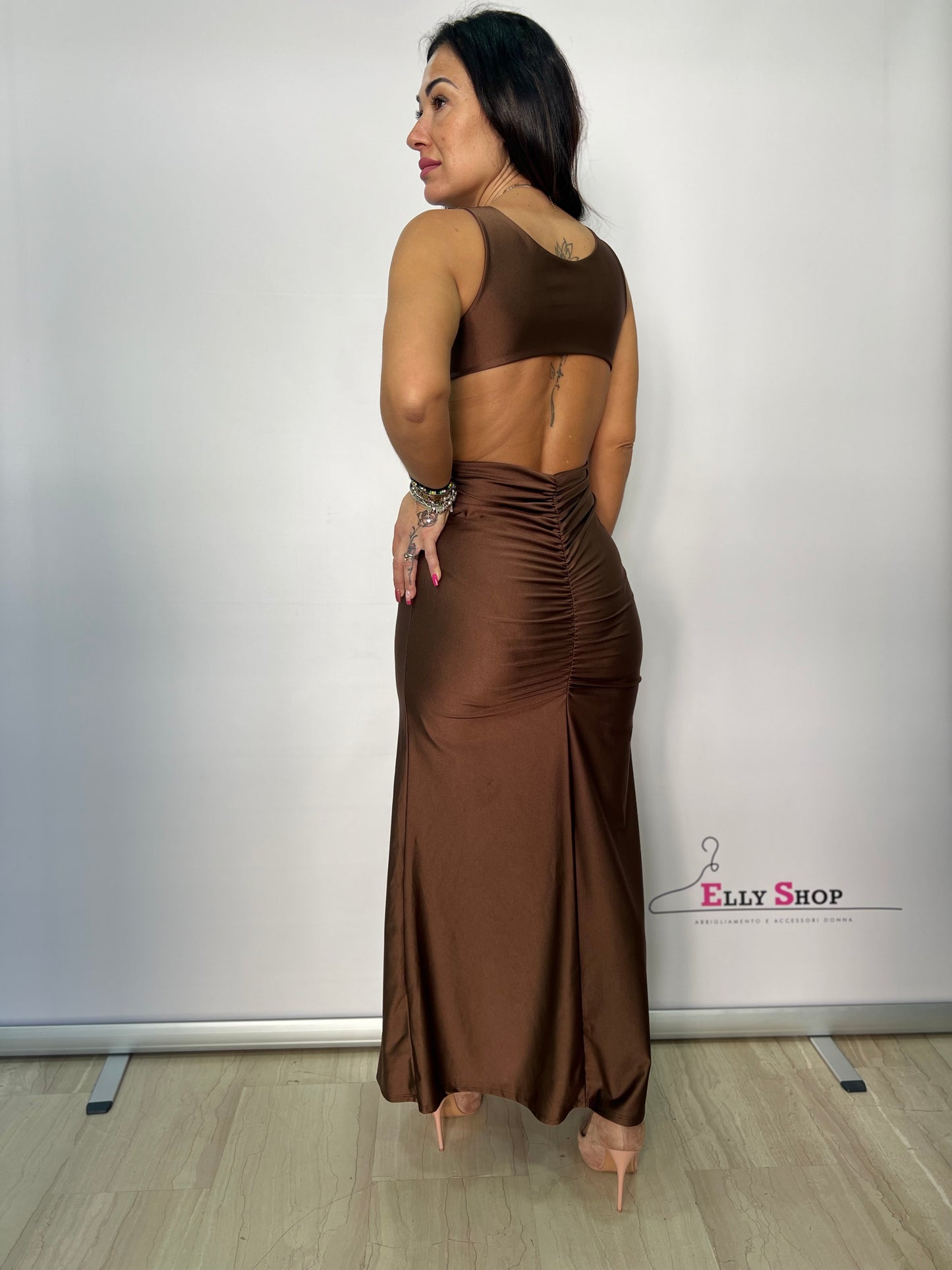 Abito lungo elegante con drappeggio oro