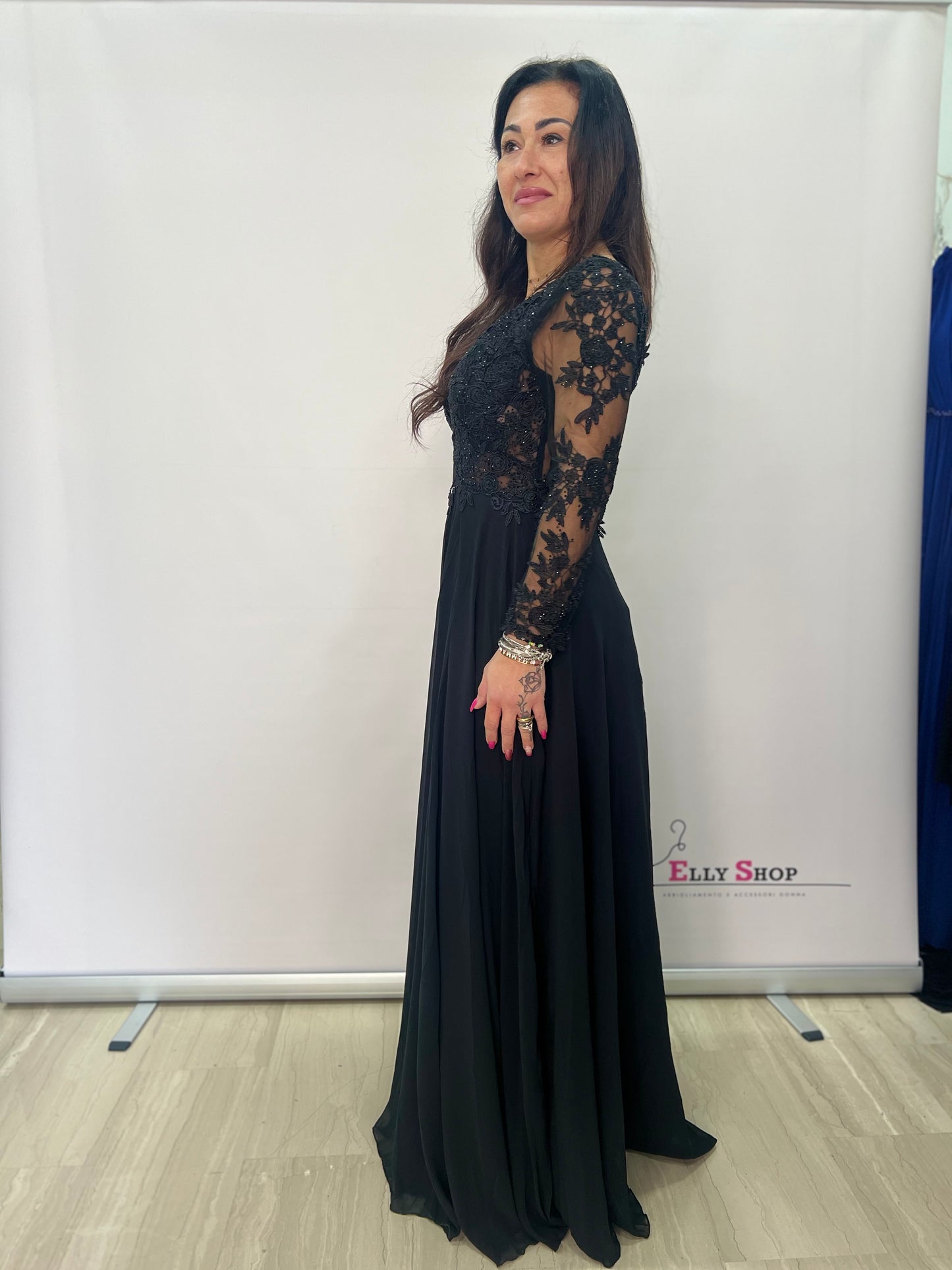Abito lungo elegante nero con pizzo e spacco
