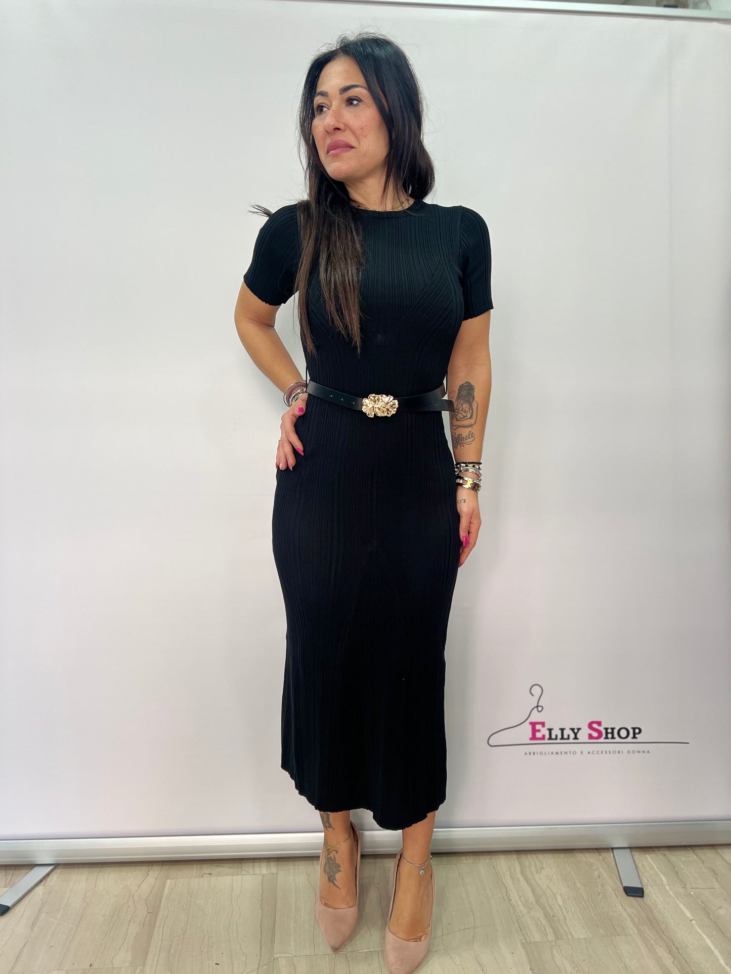 Abito midi nero a costine con cintura elegante