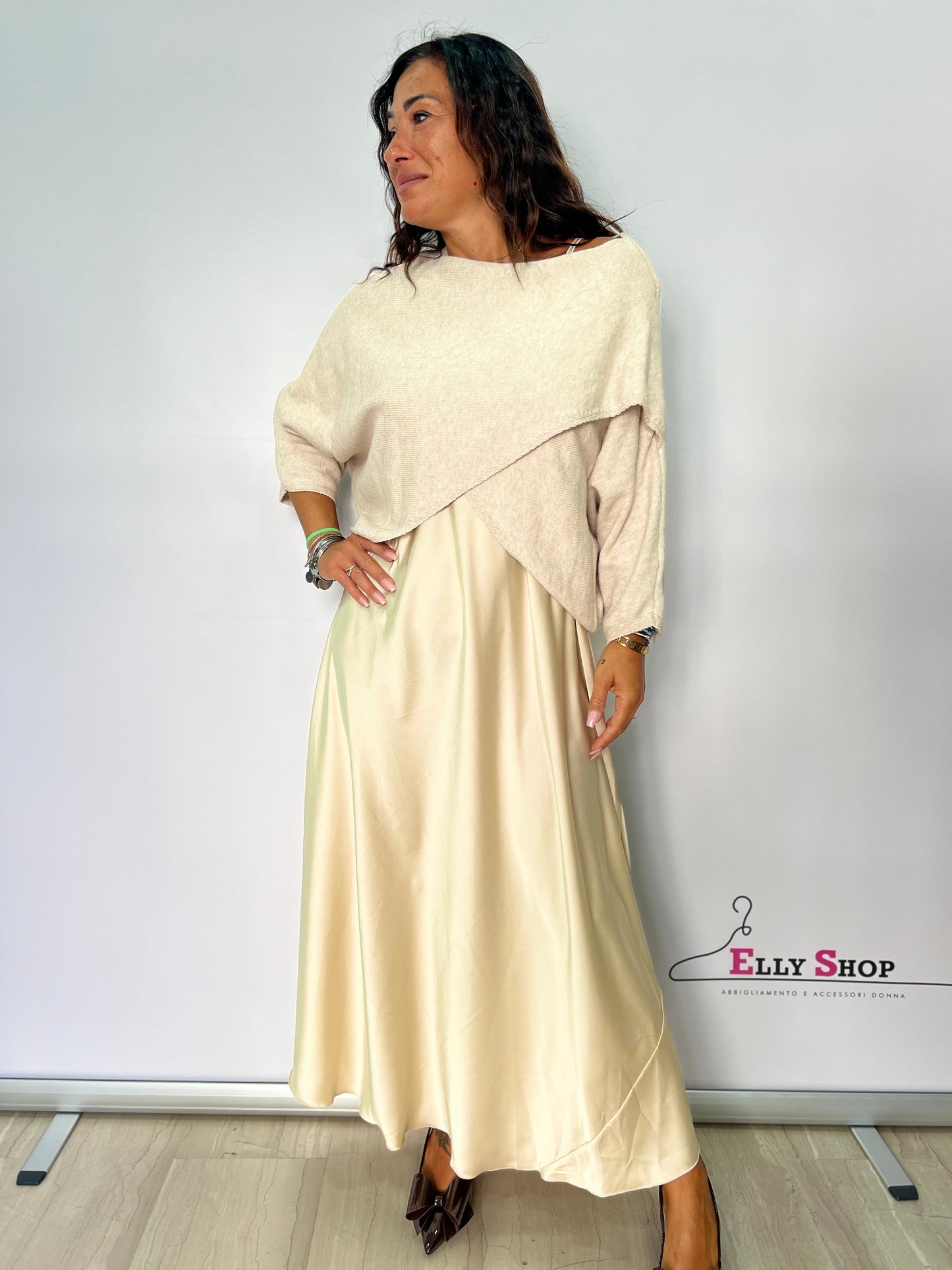 Vestito in raso con copri spalla in lana