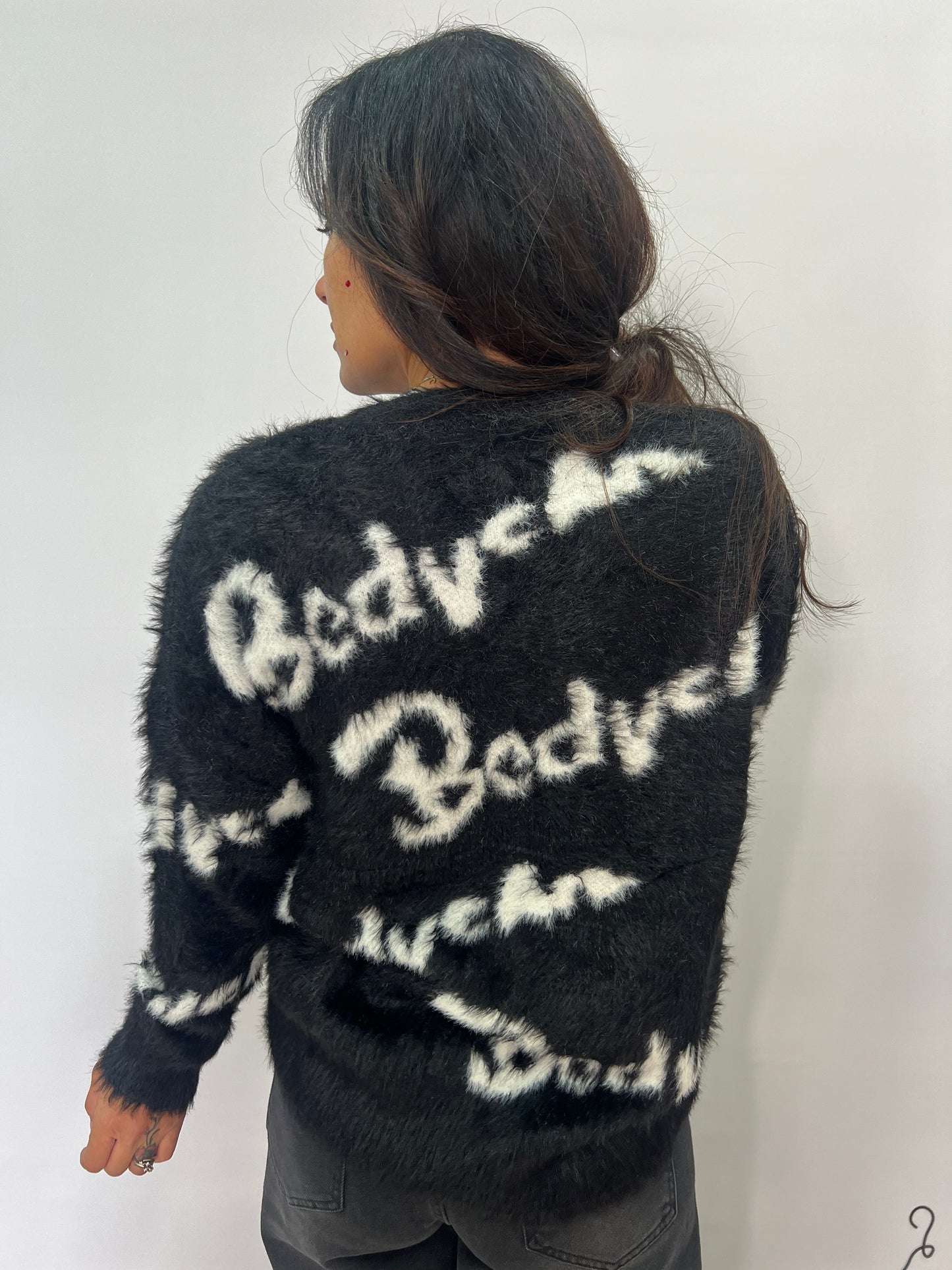 Cardigan peloso donna con scritte a contrasto