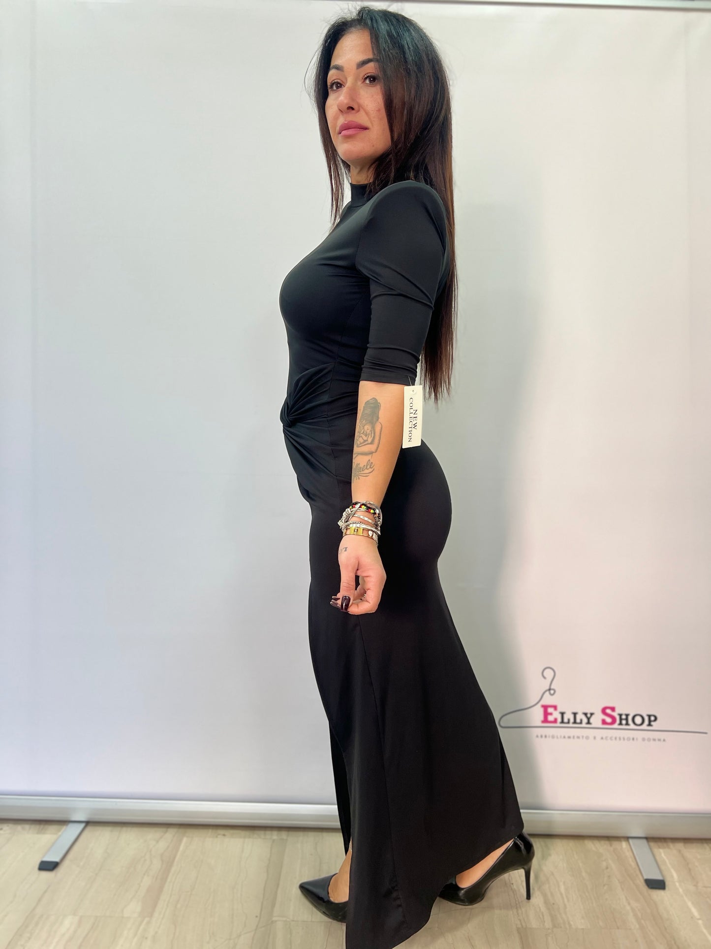 Abito lungo aderente con spacco e drappeggio