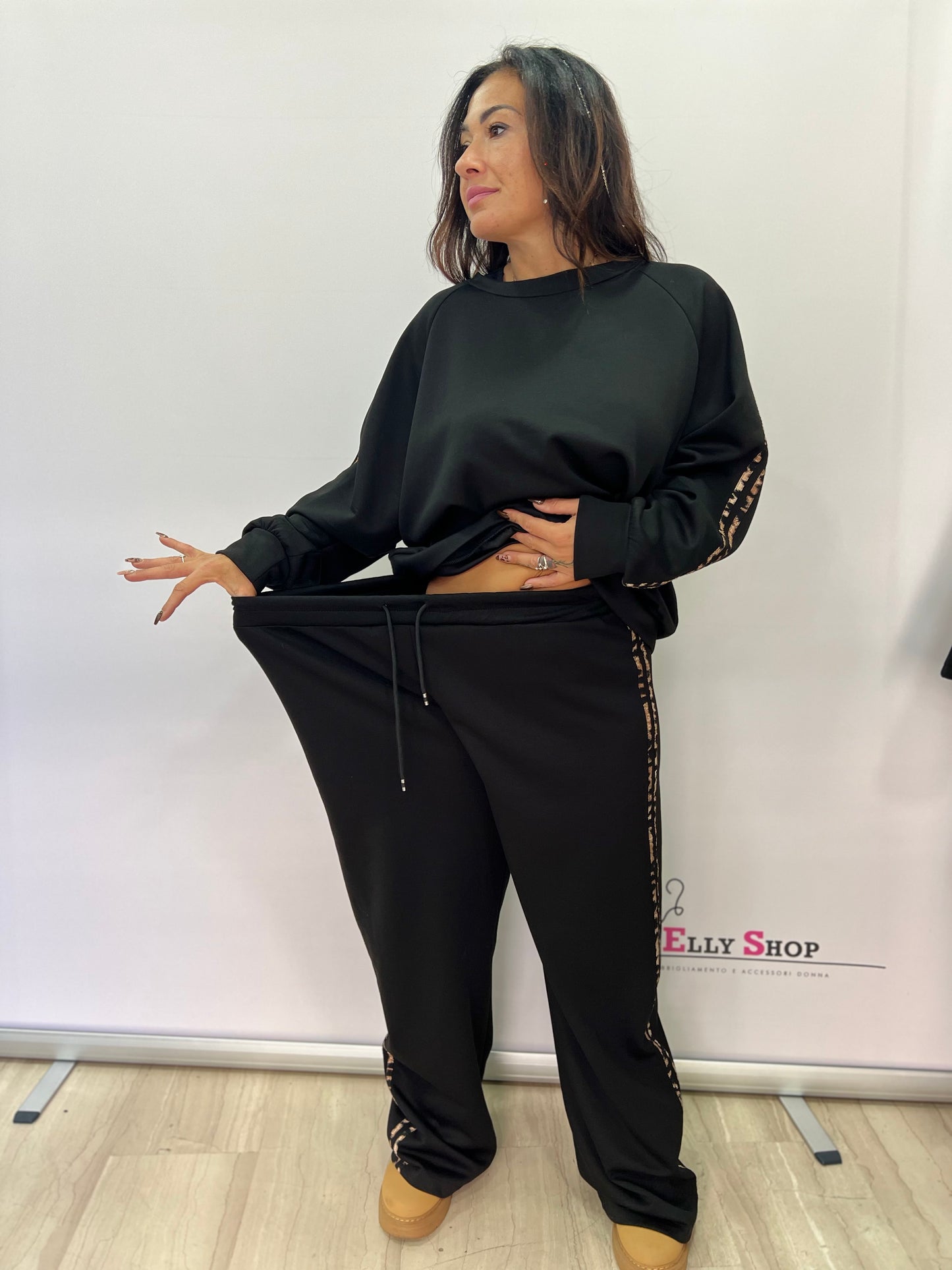 Completo donna curvy nero con bande animalier