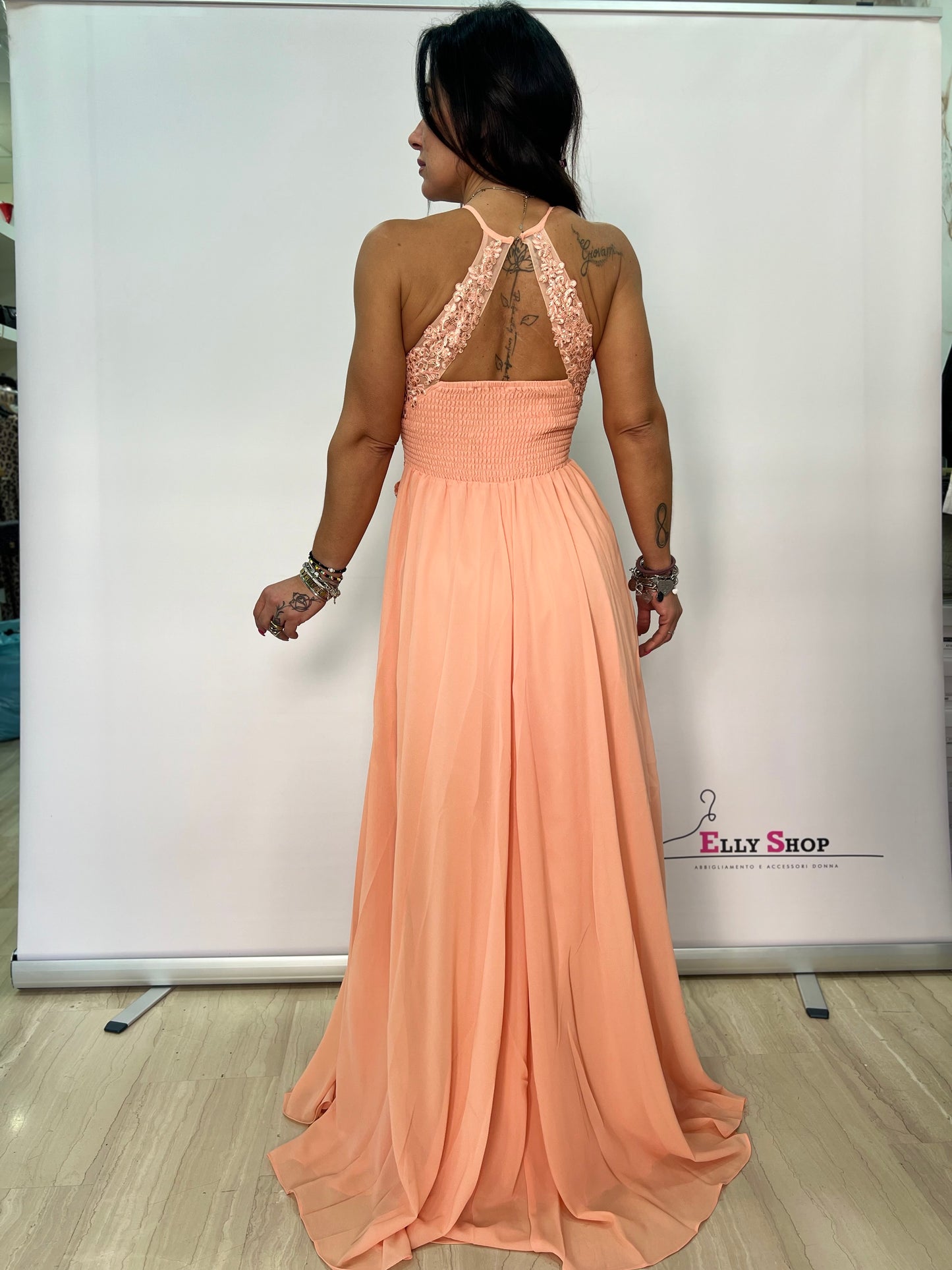 Abito lungo elegante con pizzo e spacco