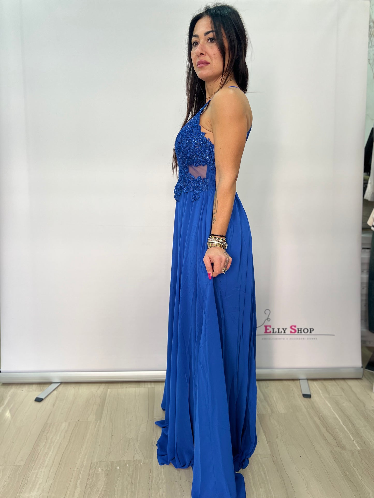 Abito lungo elegante con pizzo e spacco