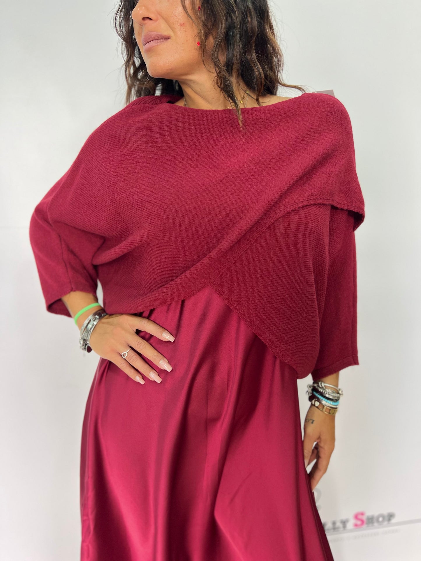 Vestito in raso con copri spalla in lana