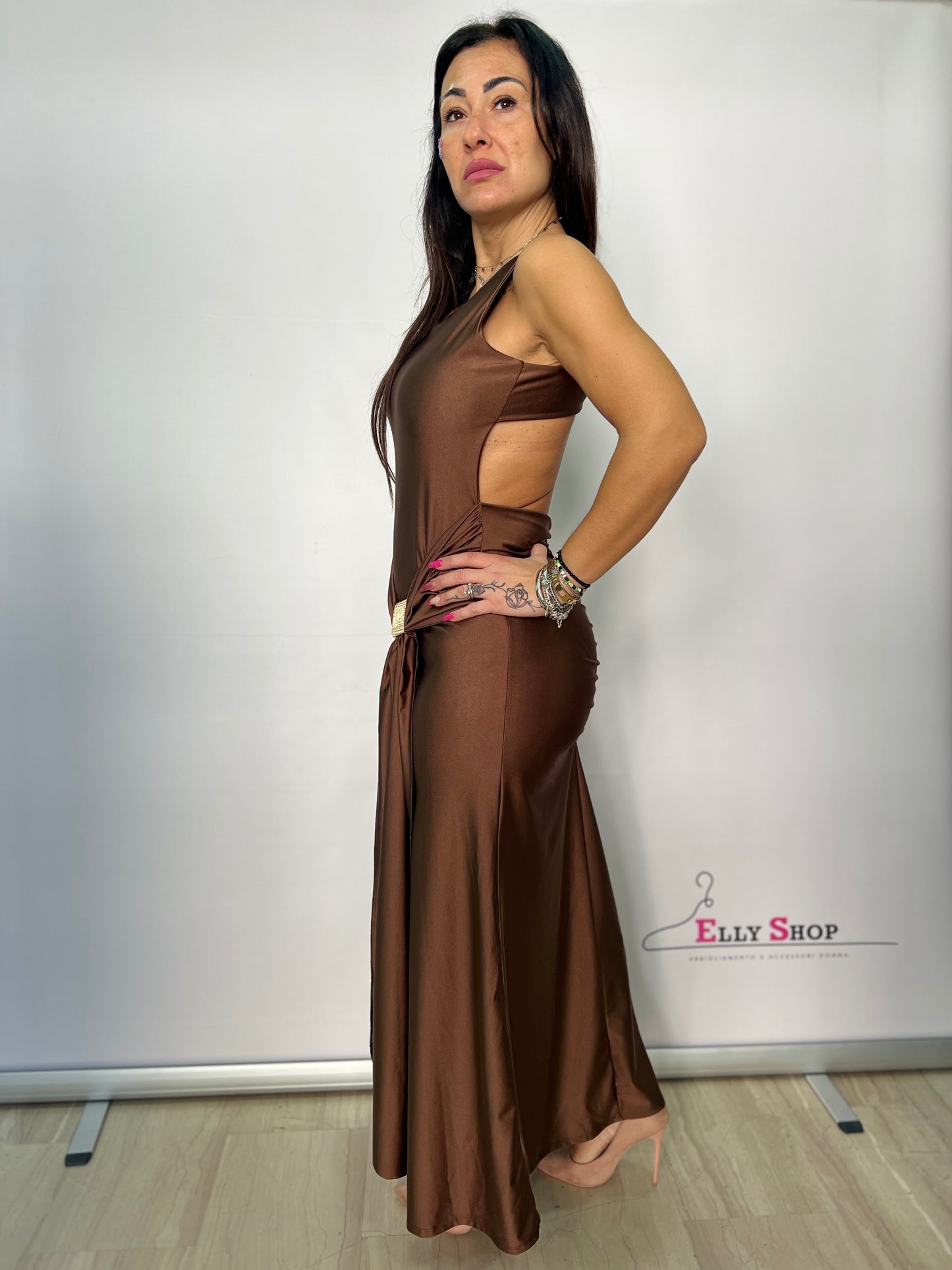 Abito lungo elegante con drappeggio oro