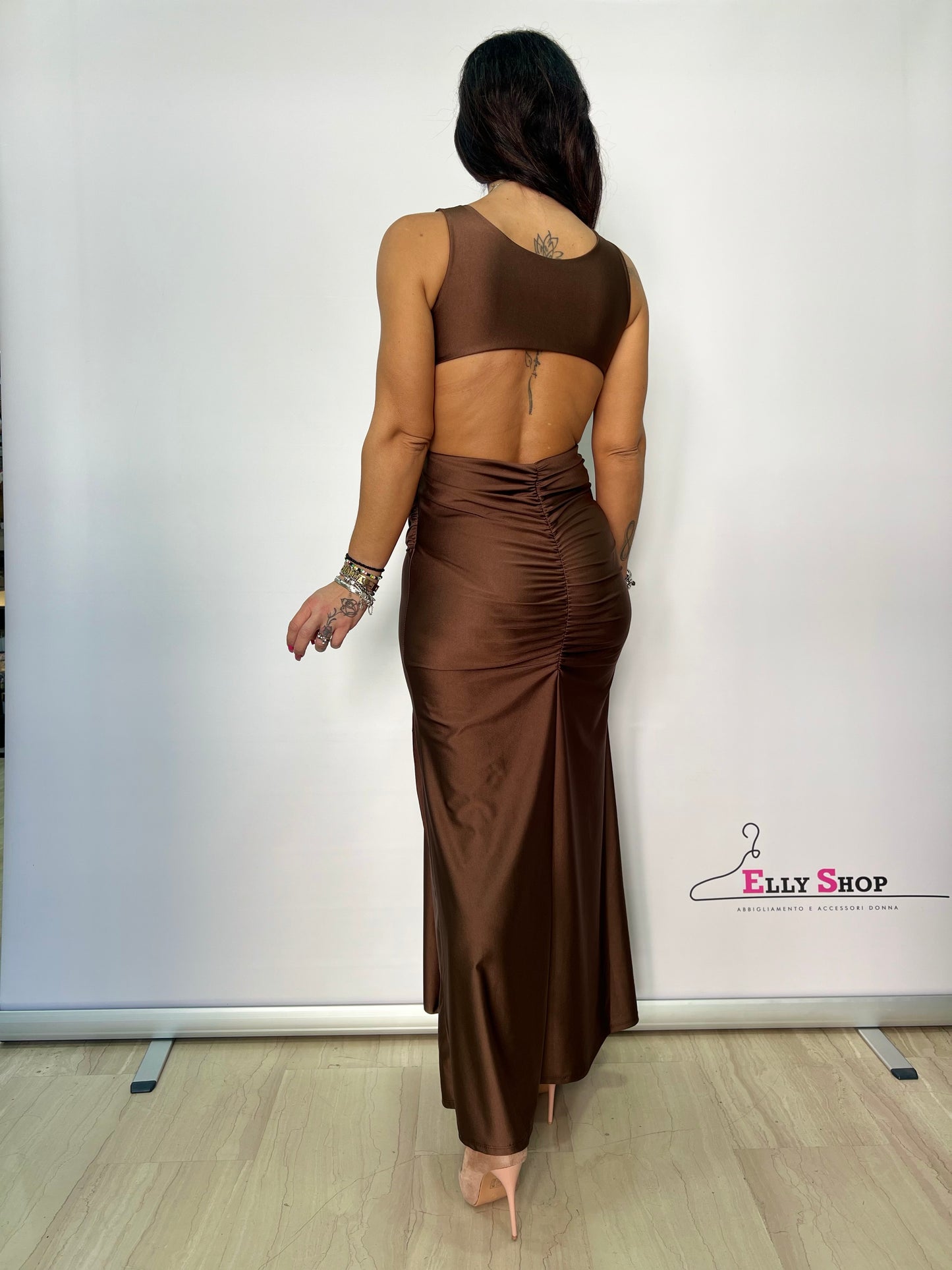 Abito lungo elegante con drappeggio oro