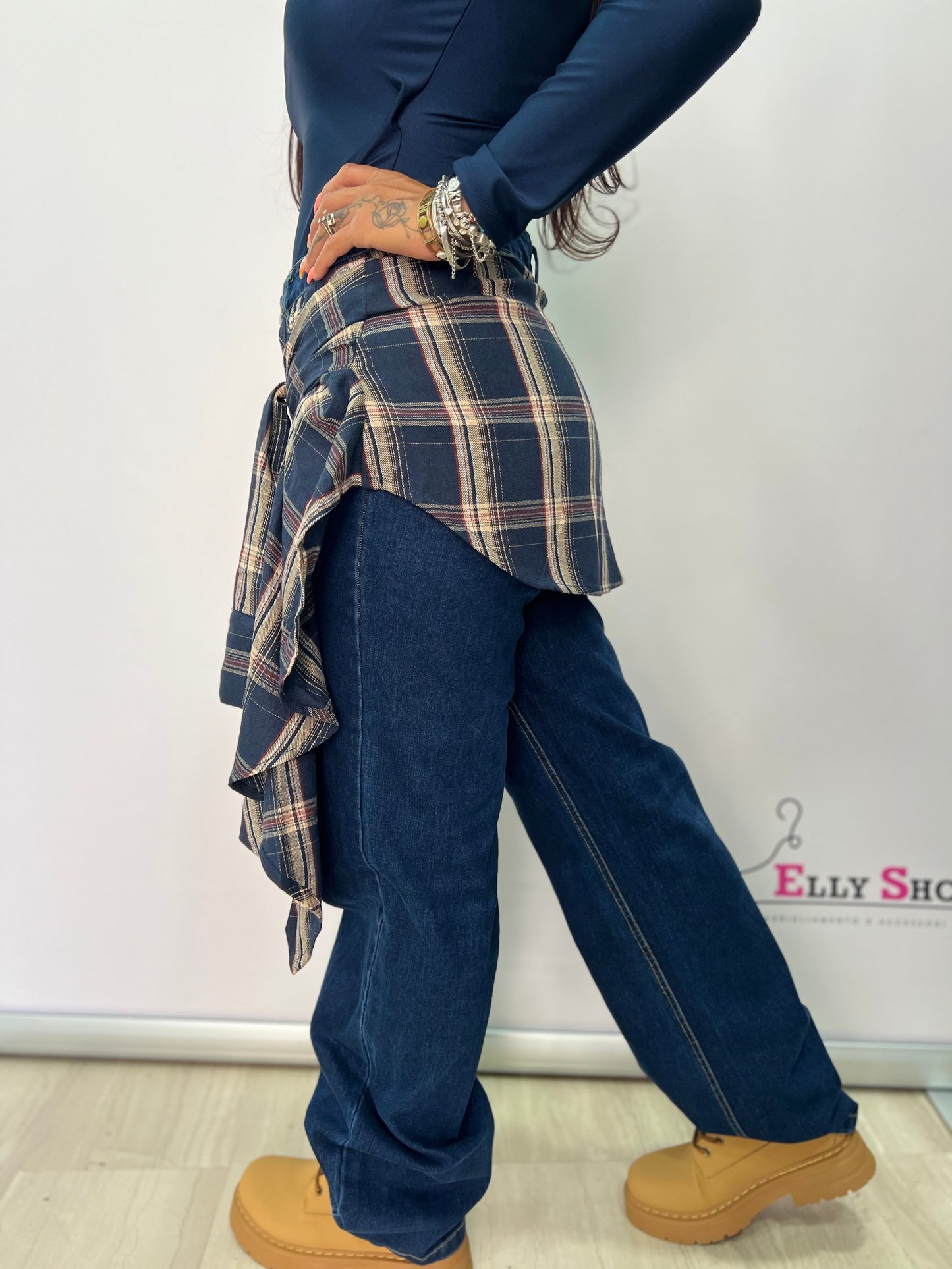 Jeans con camicia in vita