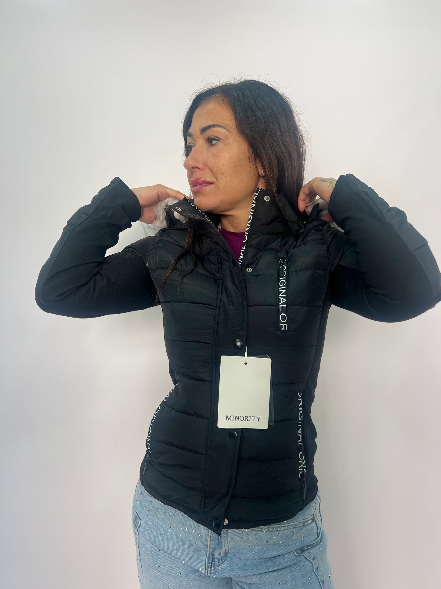 Piumino da donna corto con cappuccio e pelliccia