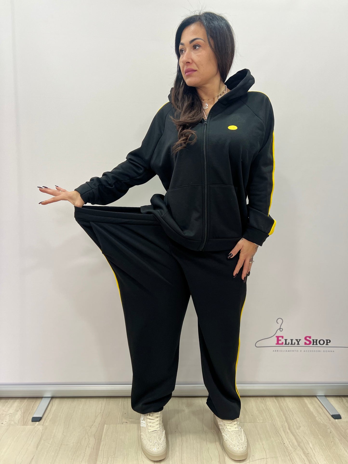 Completo tuta donna curvy sportivo con bande gialle