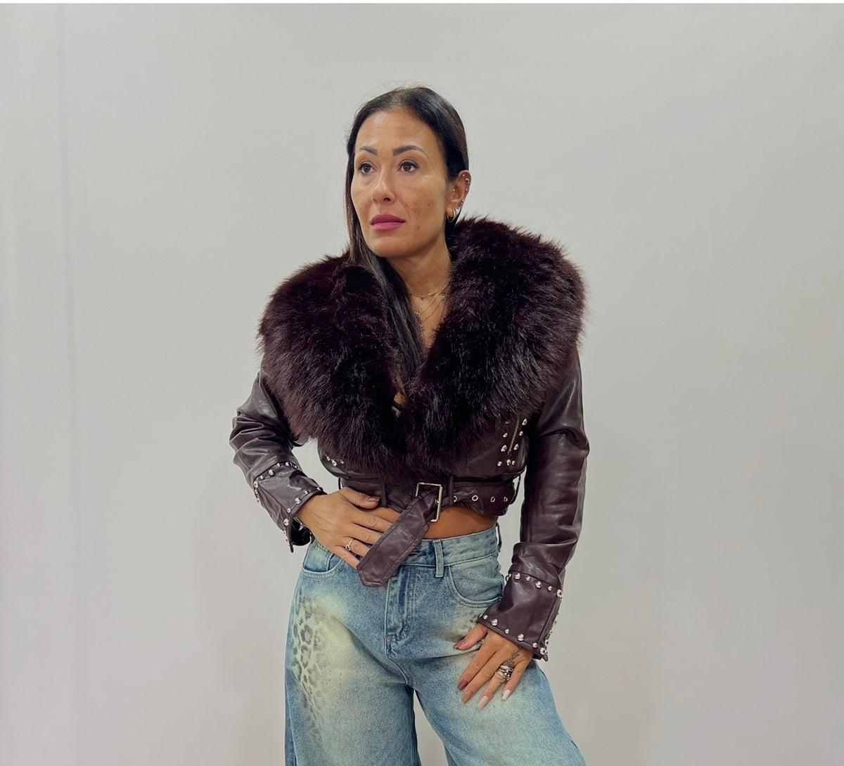 Giacca Donna Victoria in Ecopelle con Maxi Collo in Ecopelliccia e Borchie