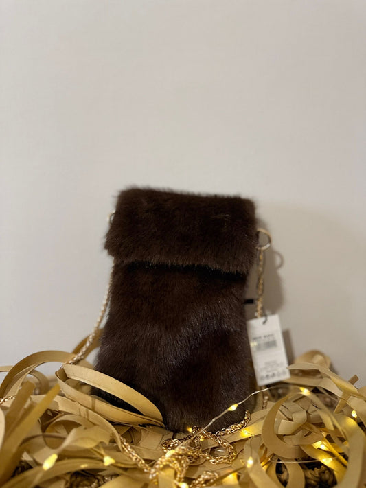 Porta cellulare in pelliccia con catena in oro