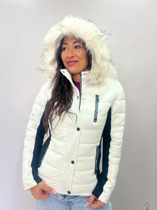 Piumino da donna corto con cappuccio e pelliccia