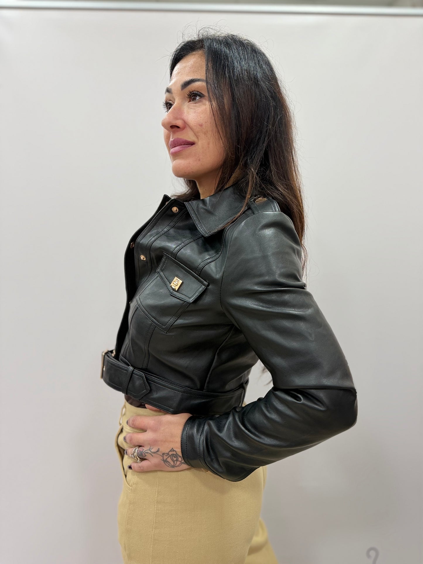 Giacca donna corta effetto pelle con cintura