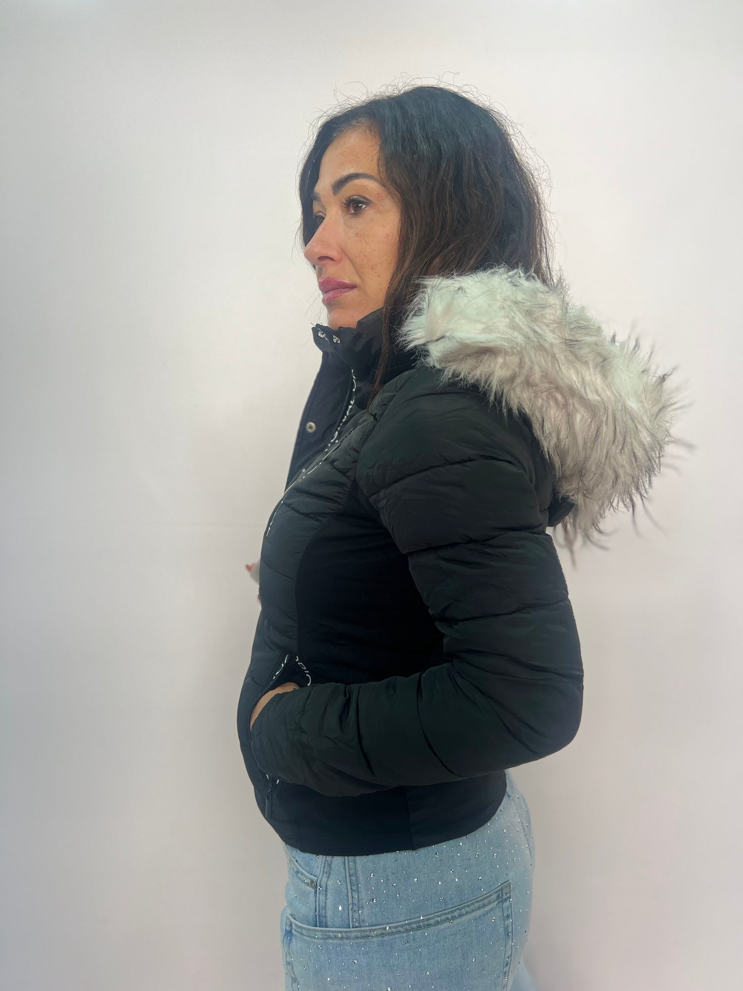 Piumino da donna corto con cappuccio e pelliccia