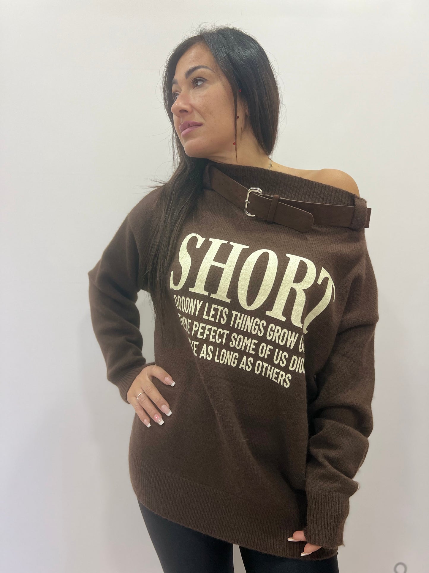 Maglione monospalla con cintura trendy